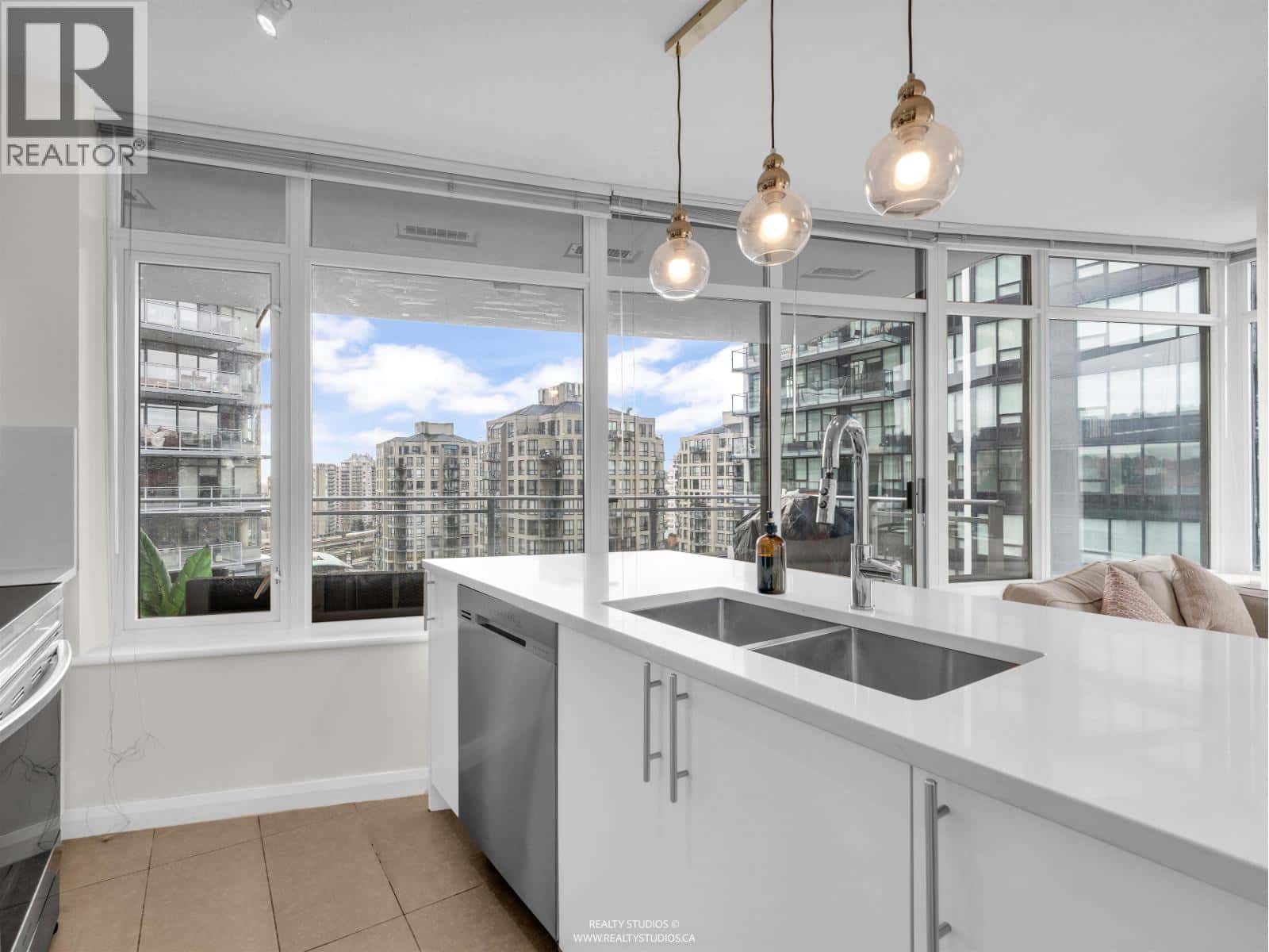 1608 888 CARNARVON ST STREET — New Westminster, British Columbia - Photo 3 of 40