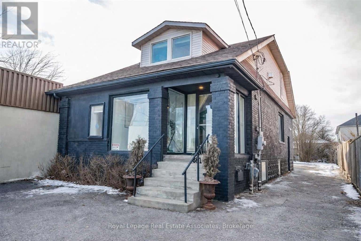 881 LAKESHORE ROAD E — Mississauga (Lakeview), Ontario - Photo 2 of 15