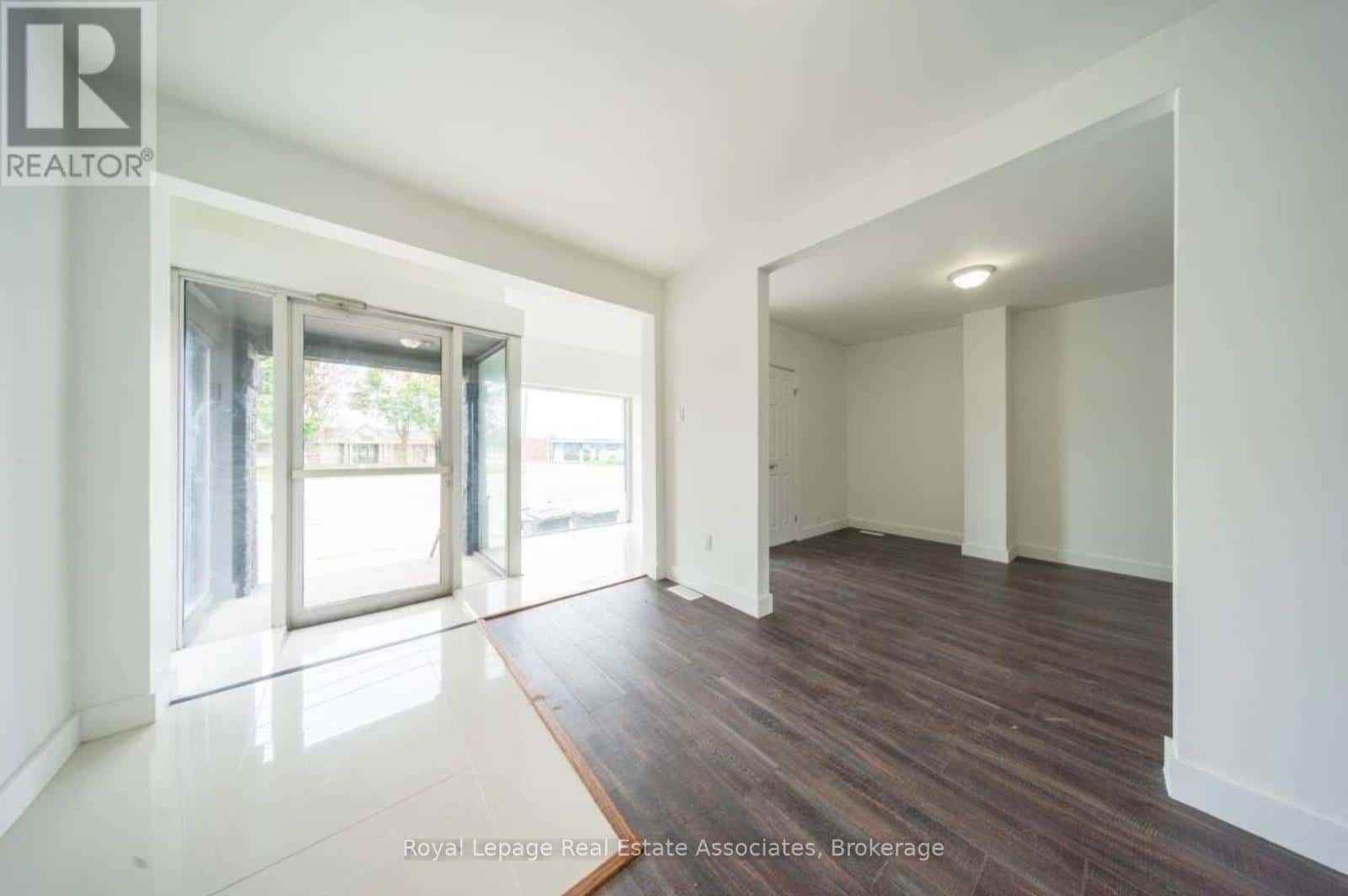 881 LAKESHORE ROAD E — Mississauga (Lakeview), Ontario - Photo 4 of 15