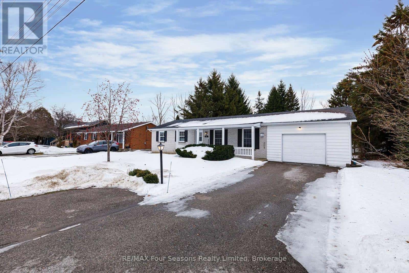 207 CHRISTOPHER STREET — Clearview (Stayner), Ontario - Photo 2 of 33