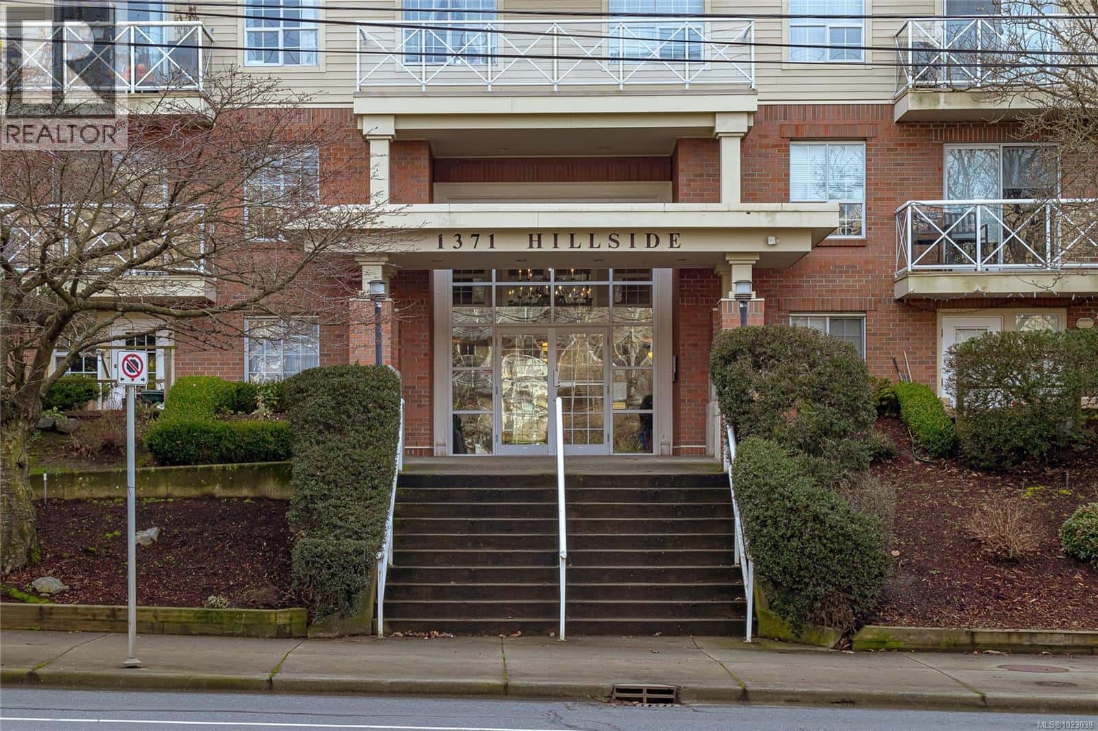 PH 10 1371 Hillside Ave — Victoria, British Columbia - Photo 4 of 24