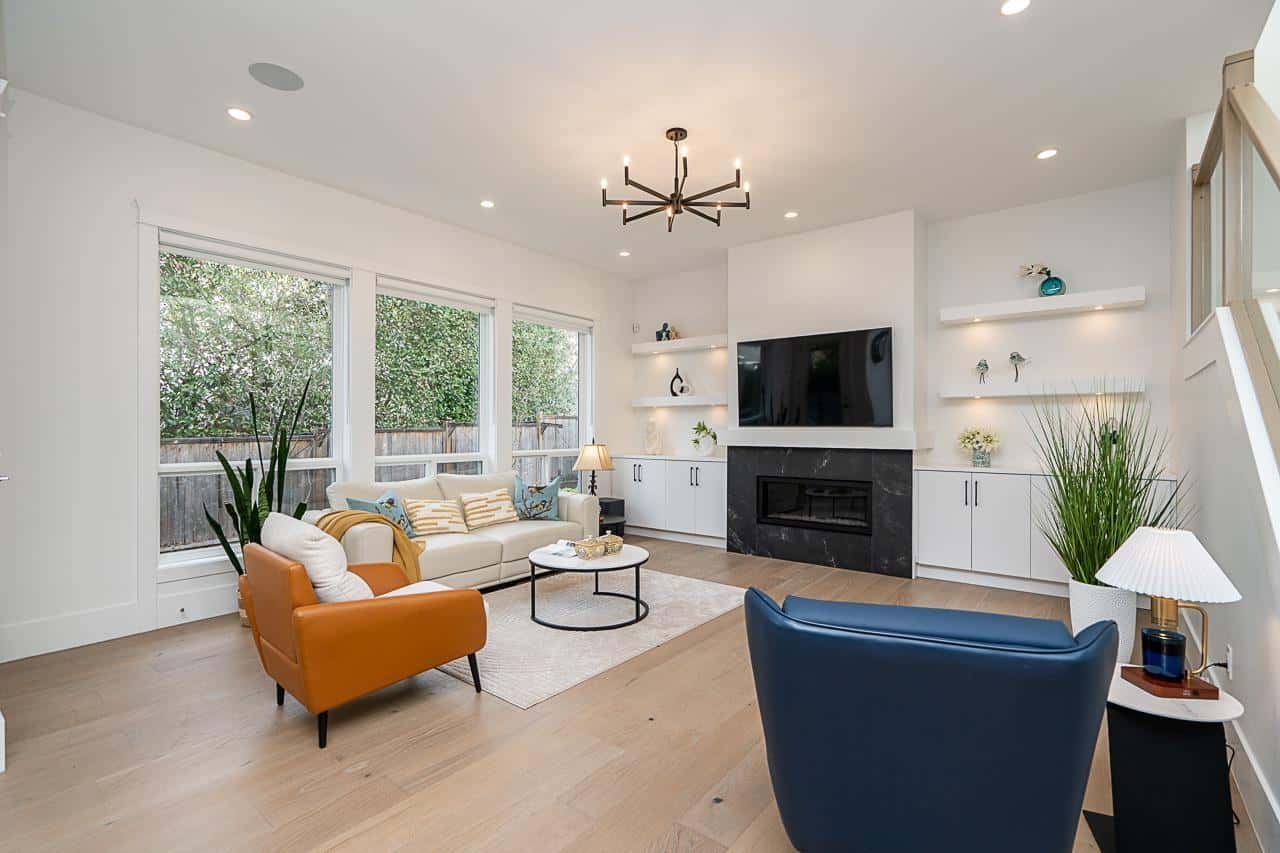 878 163A STREET — Surrey, British Columbia - Photo 4 of 32