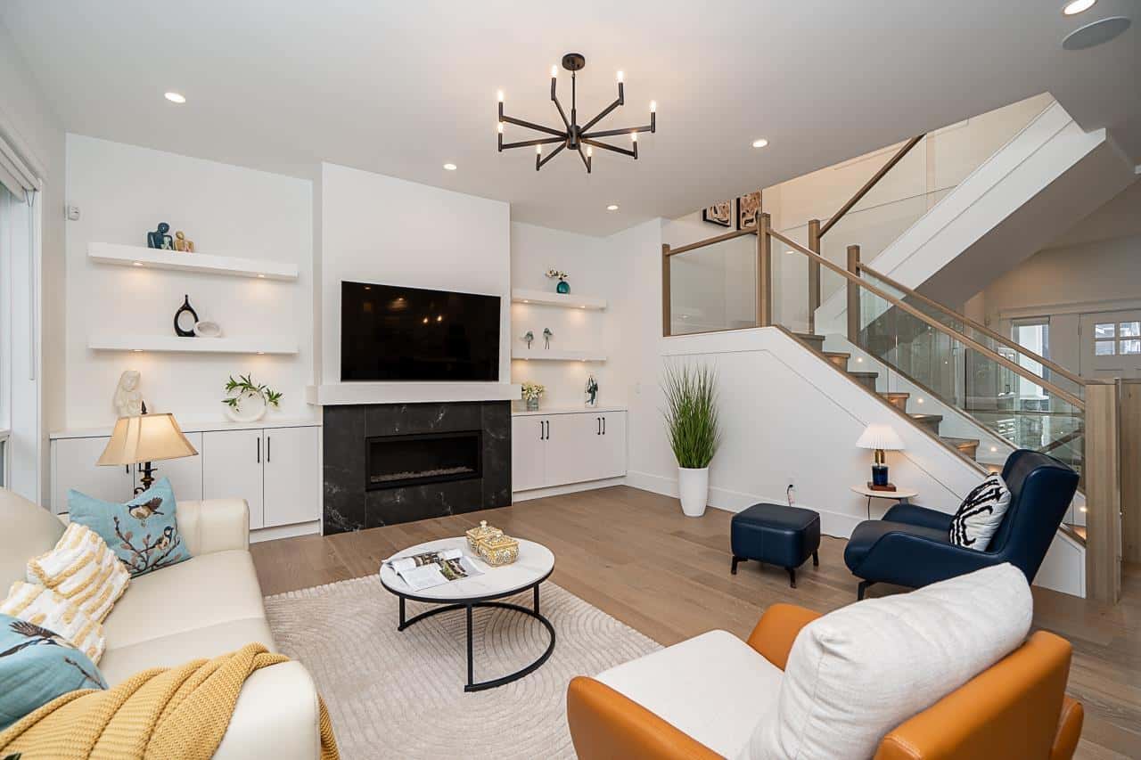 878 163A STREET — Surrey, British Columbia - Photo 5 of 32