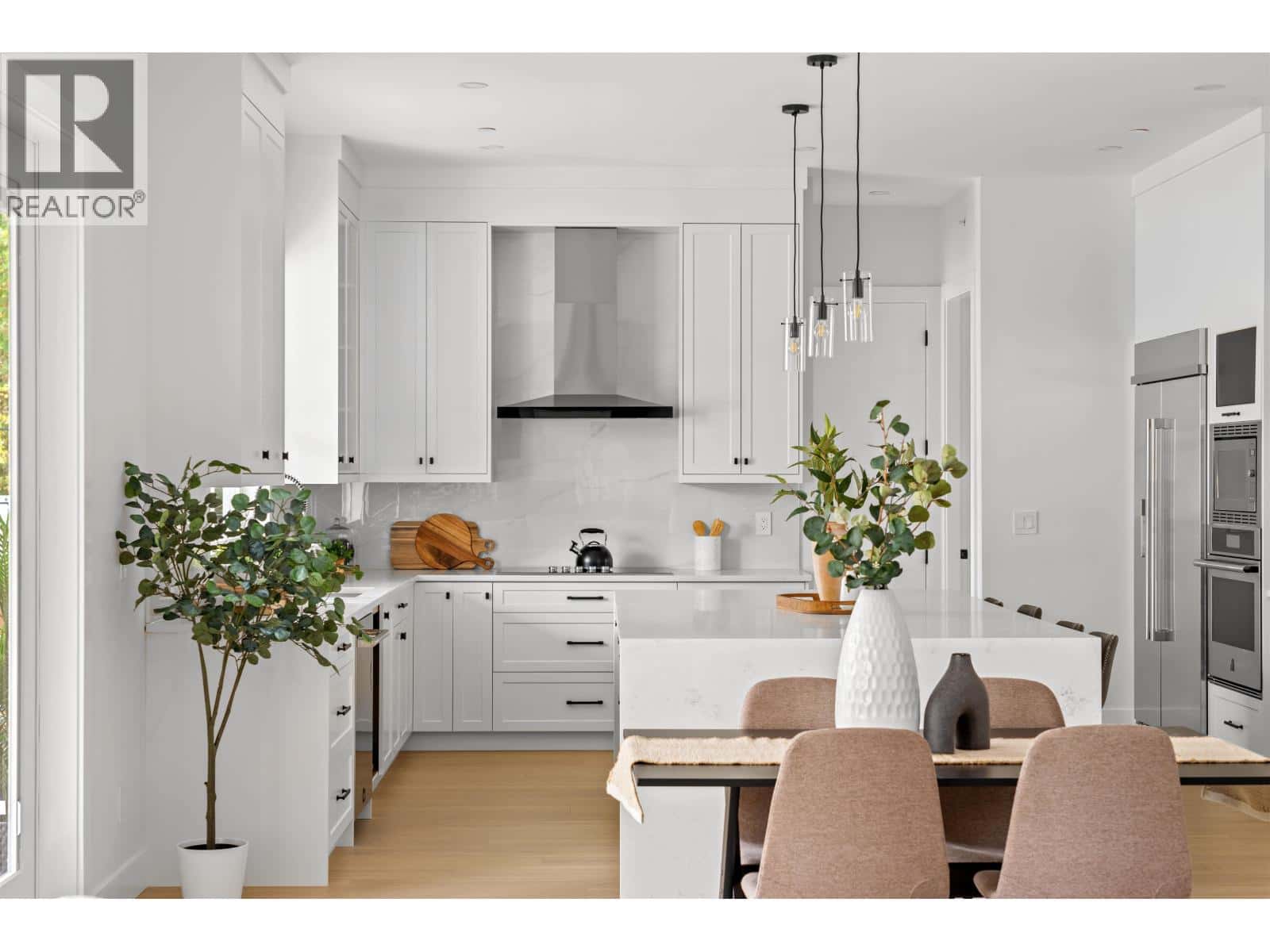 11037 243B STREET — Maple Ridge, British Columbia - Photo 2 of 25