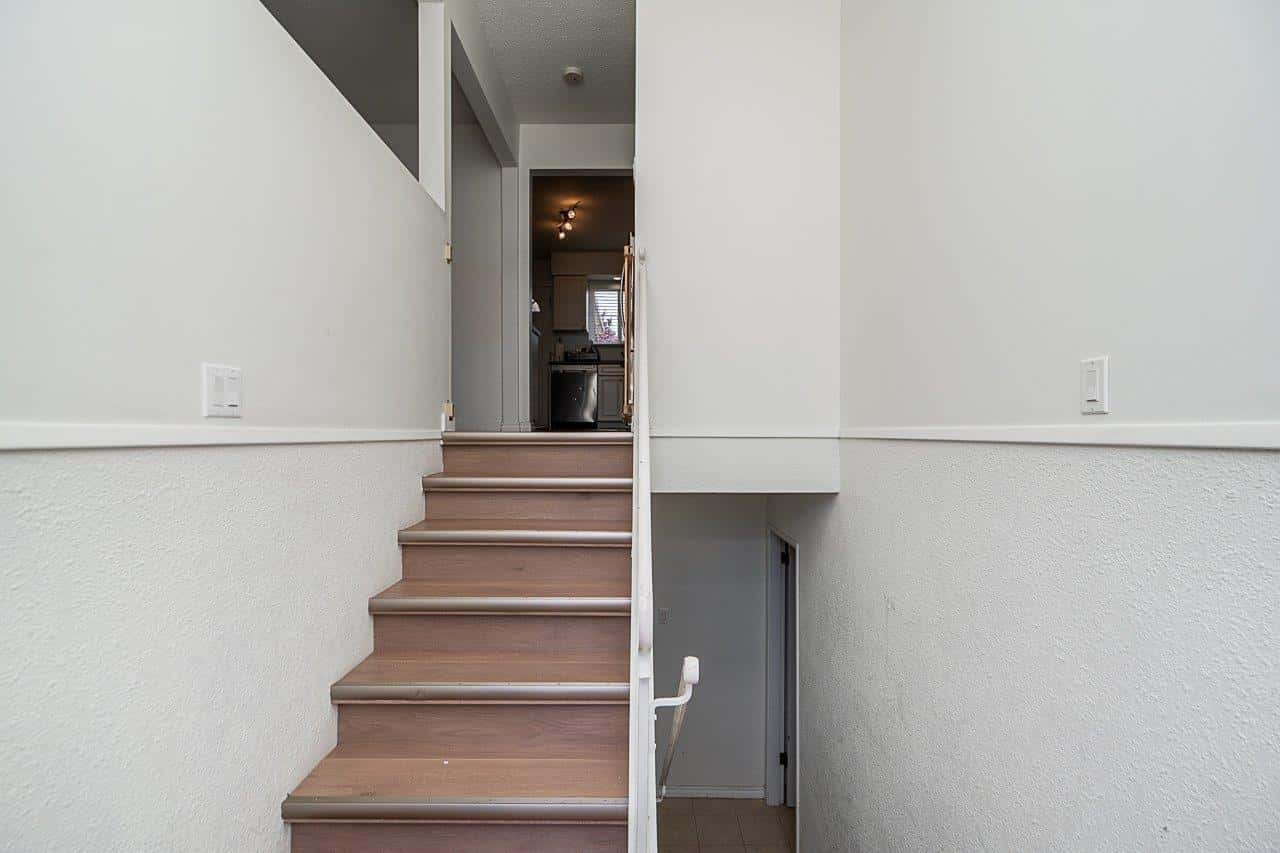 13728 BLACKBURN AVENUE — White Rock, British Columbia - Photo 5 of 31