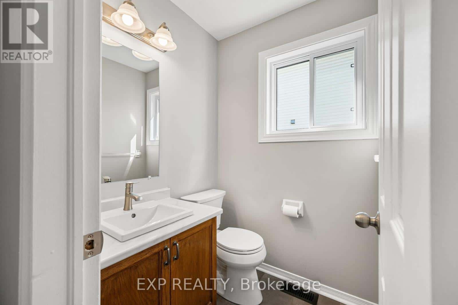 32 PEACOCK CRESCENT — Ottawa, Ontario - Photo 5 of 33