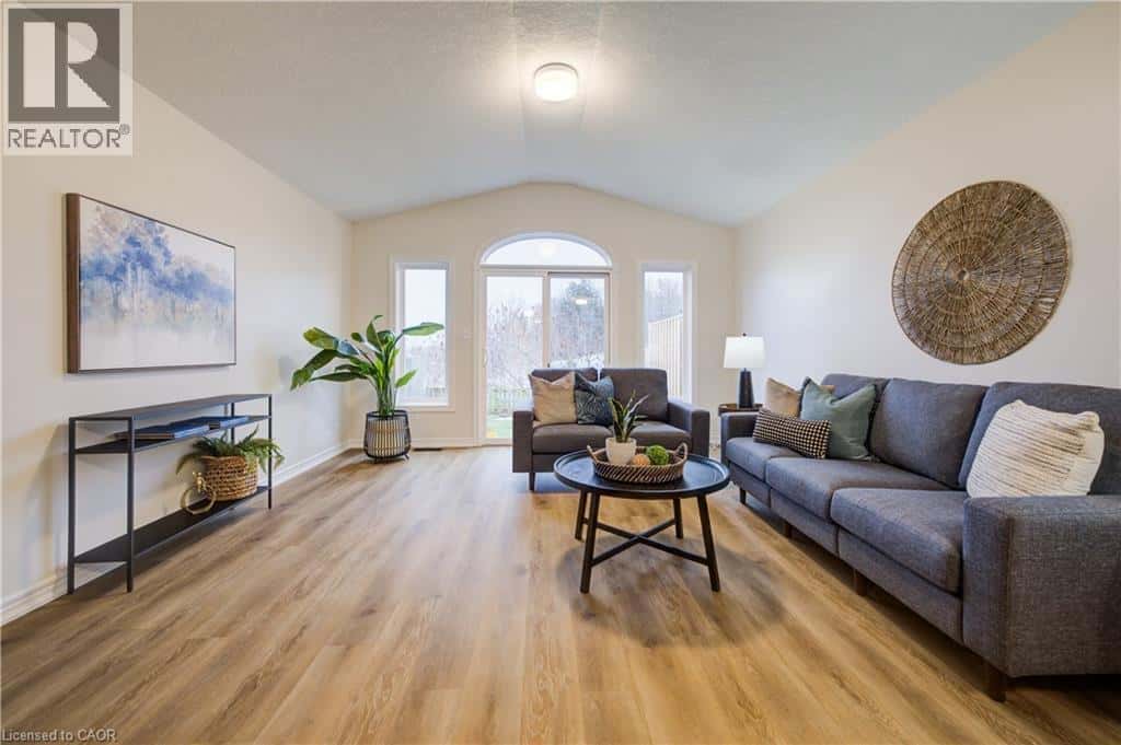 98 COLTON Circle — Kitchener, Ontario - Photo 5 of 31