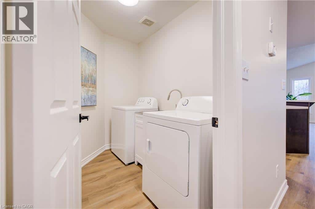 98 COLTON Circle — Kitchener, Ontario - Photo 3 of 31