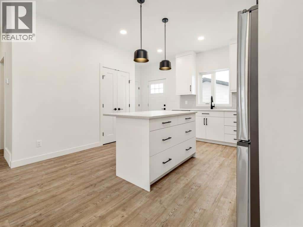 359 9 Street — Fort Macleod, Alberta - Photo 5 of 37