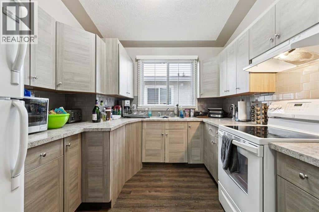 1440 45 Street SW — Calgary, Alberta - Photo 2 of 14