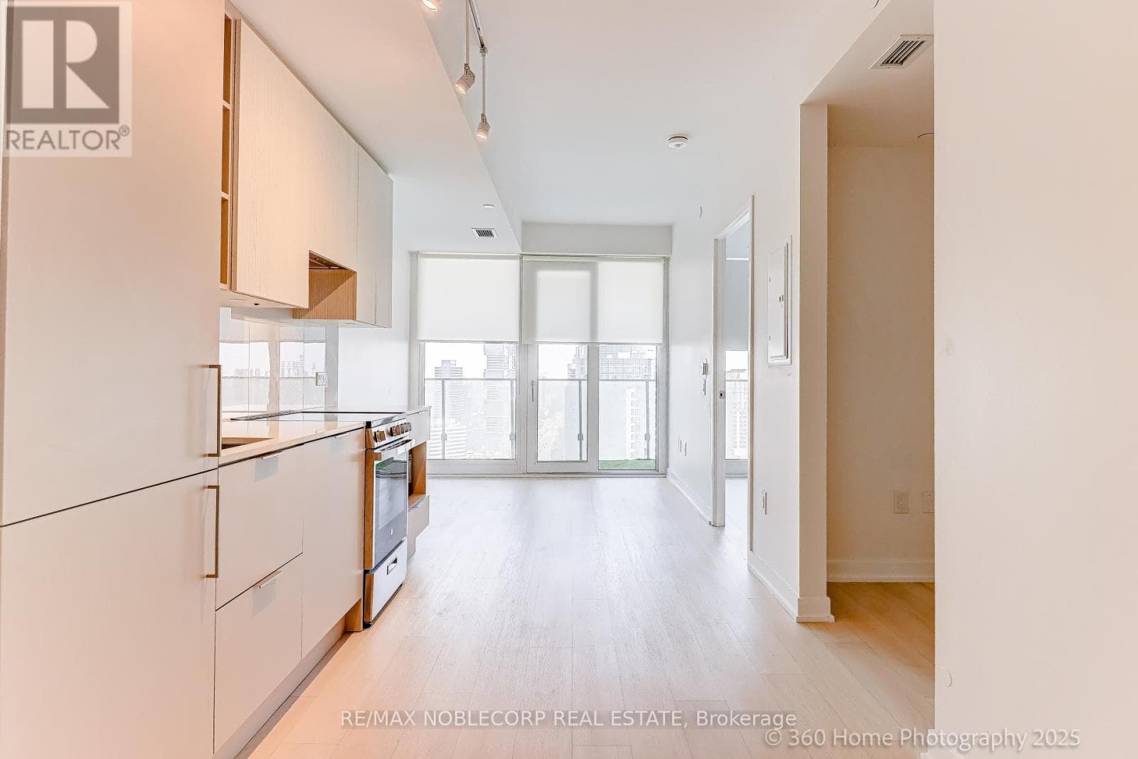 2912 - 3900 CONFEDERATION PARKWAY — Mississauga (City Centre), Ontario - Main photo