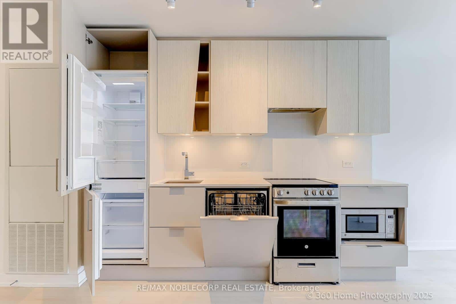 2912 - 3900 CONFEDERATION PARKWAY — Mississauga (City Centre), Ontario - Photo 3 of 27