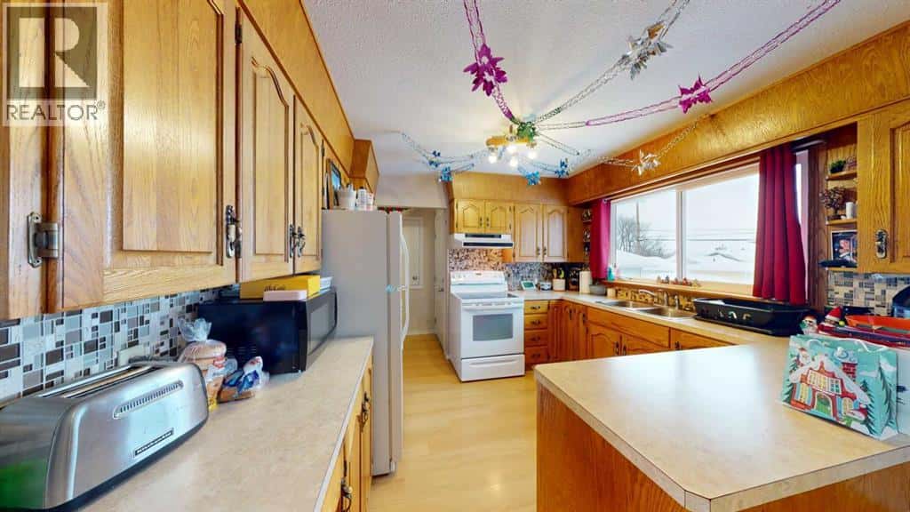 10314, 101A Avenue — Lac La Biche, Alberta - Photo 2 of 41