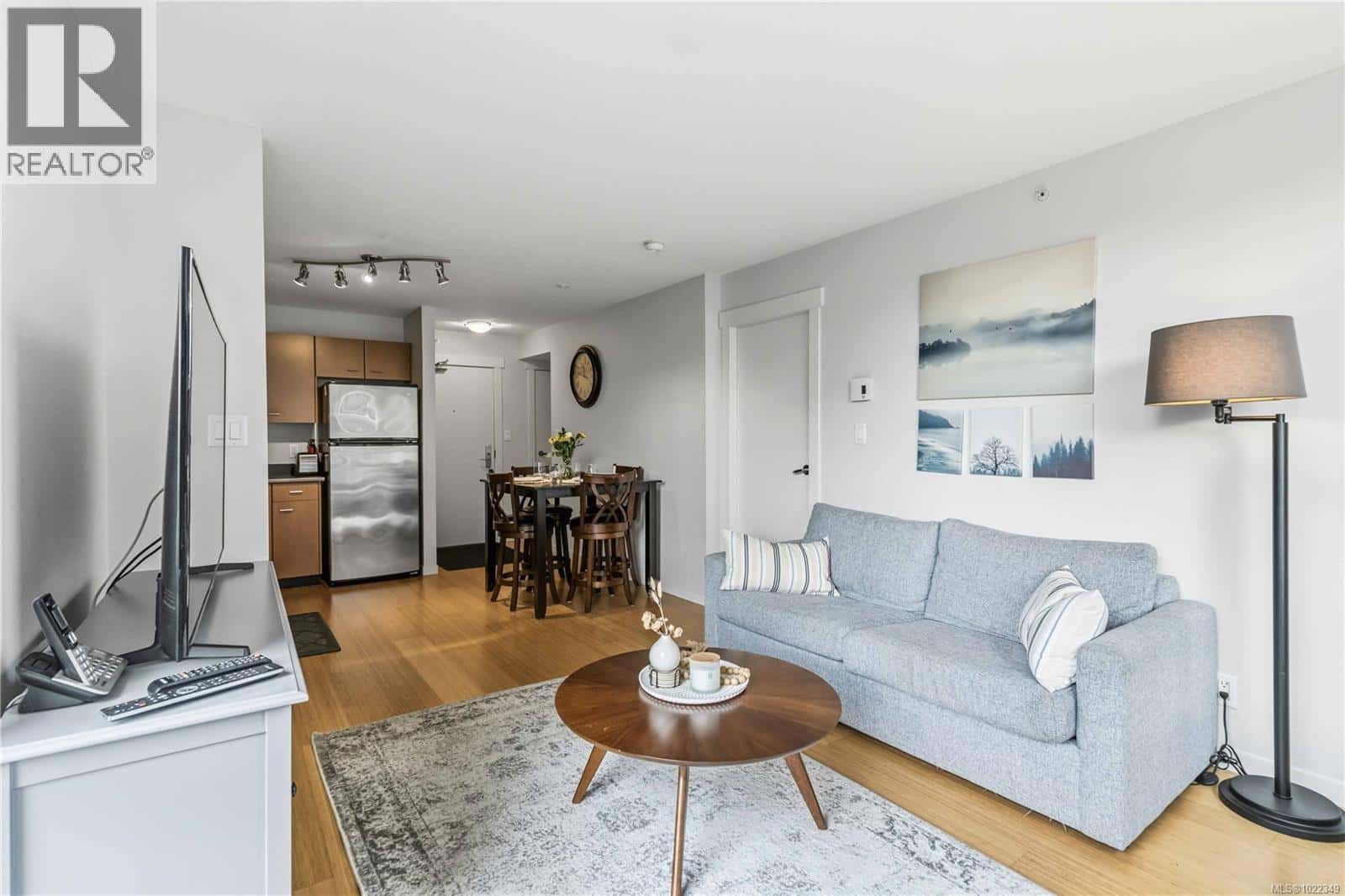 207 751 Fairfield Rd — Victoria, British Columbia - Photo 2 of 26