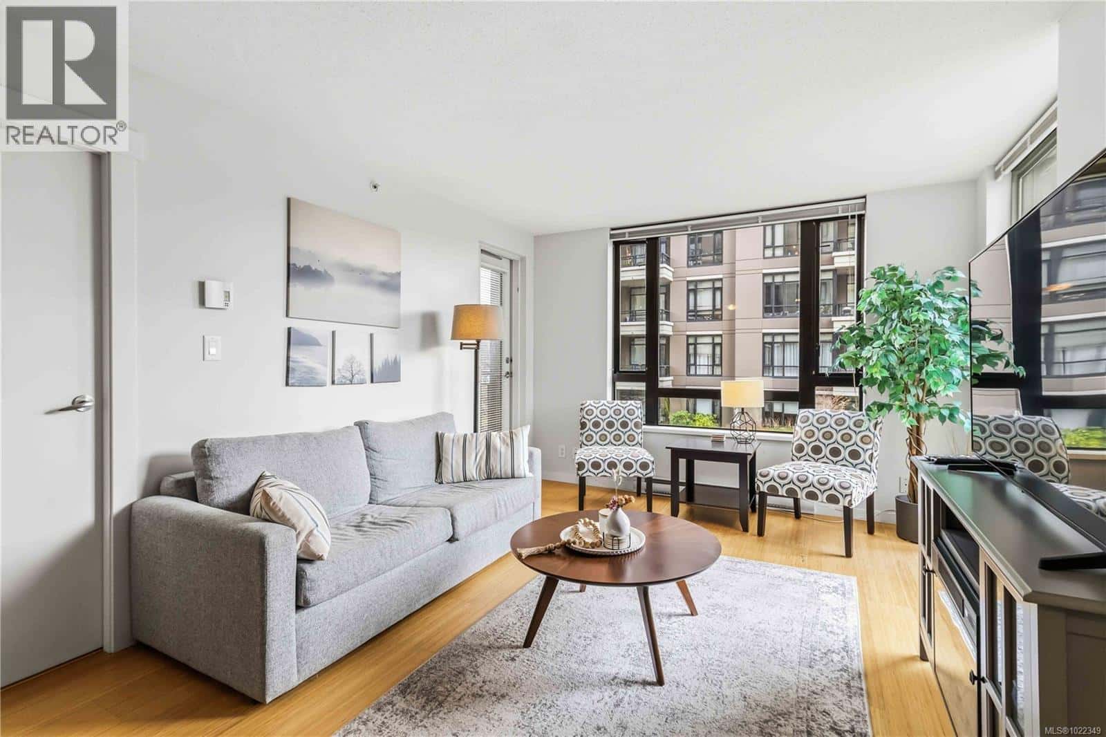 207 751 Fairfield Rd — Victoria, British Columbia - Photo 3 of 26