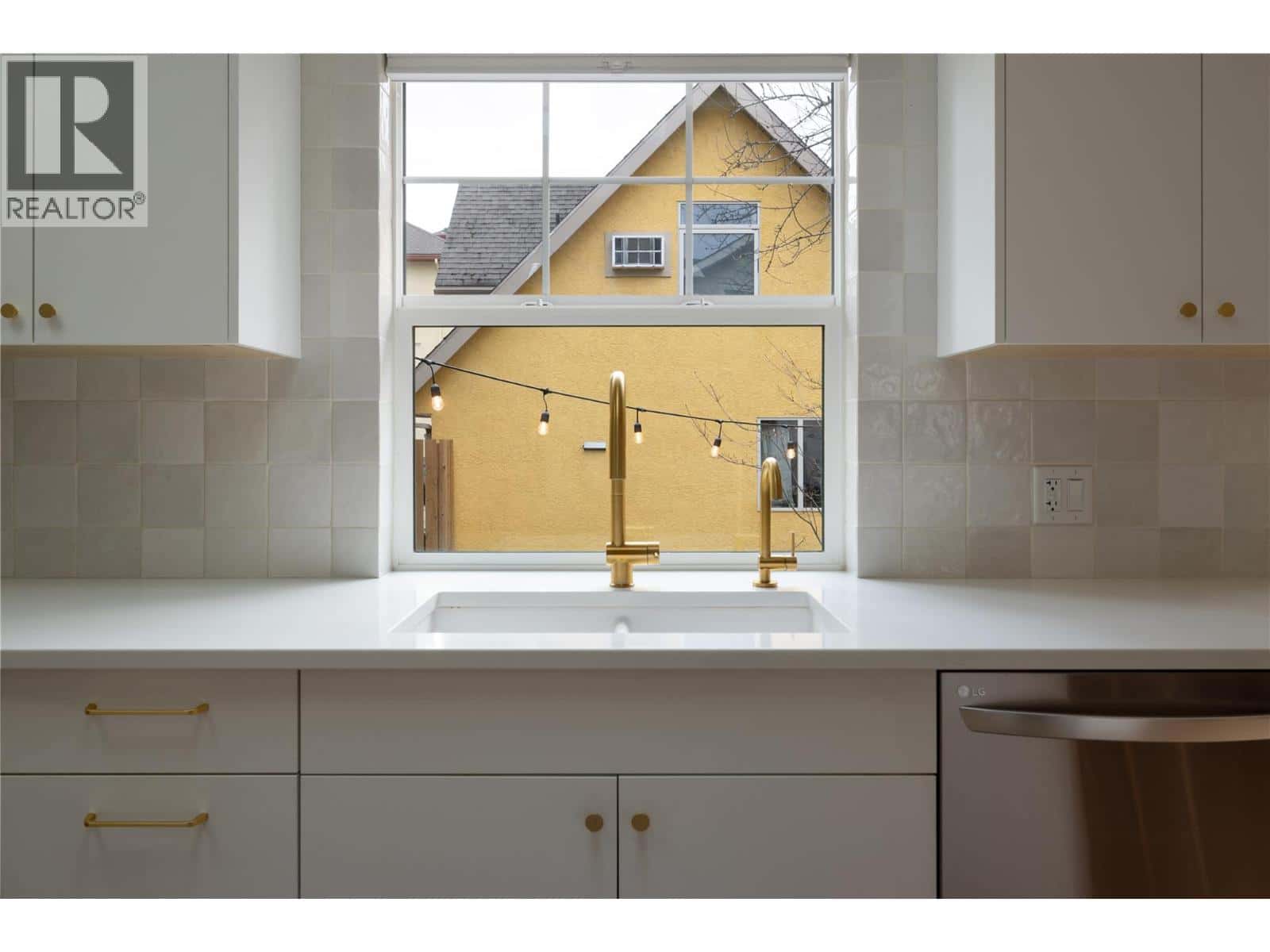 773 Sutherland Avenue — Kelowna, British Columbia - Photo 4 of 92