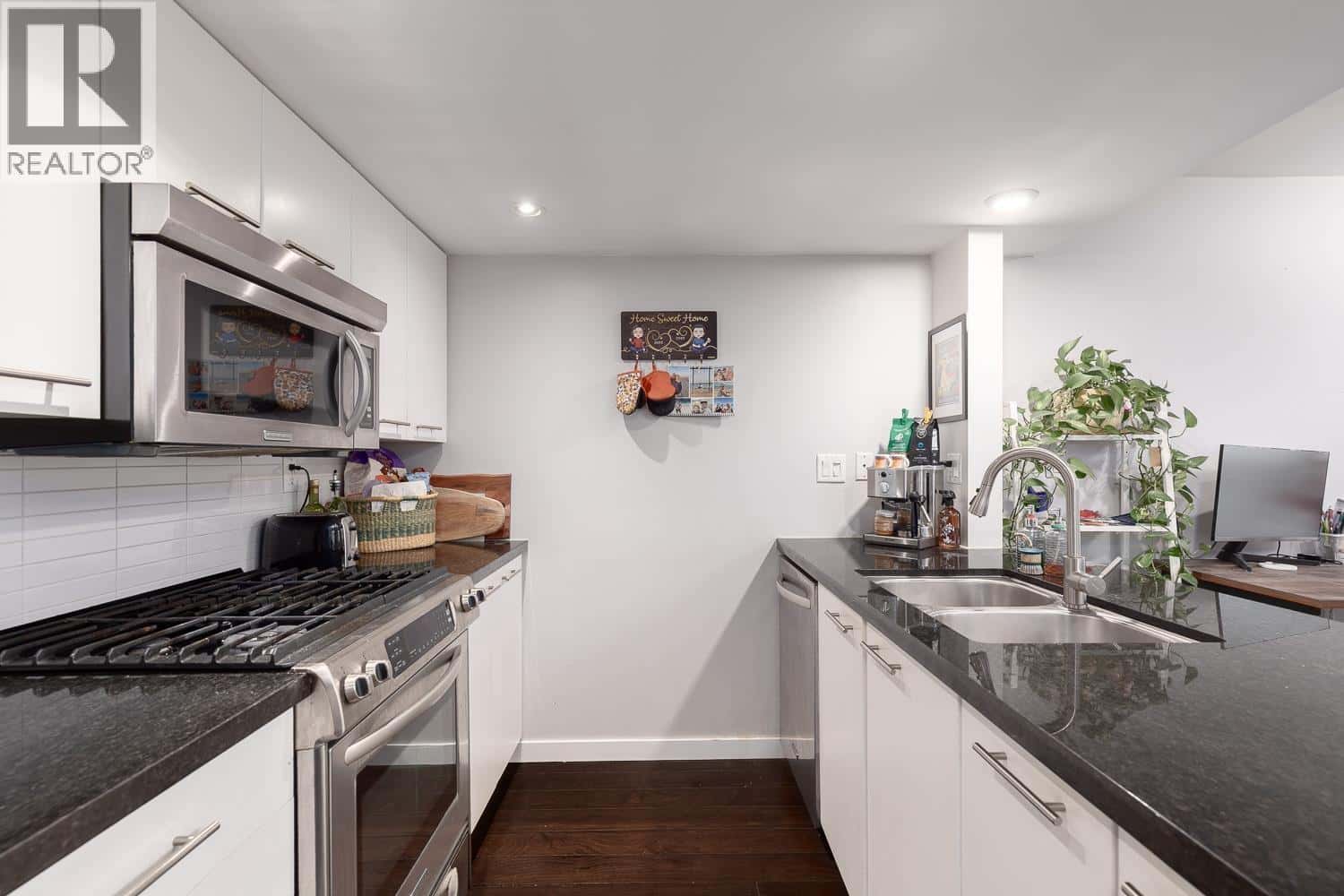 PH7 1288 CHESTERFIELD AVENUE — North Vancouver, British Columbia - Photo 3 of 22