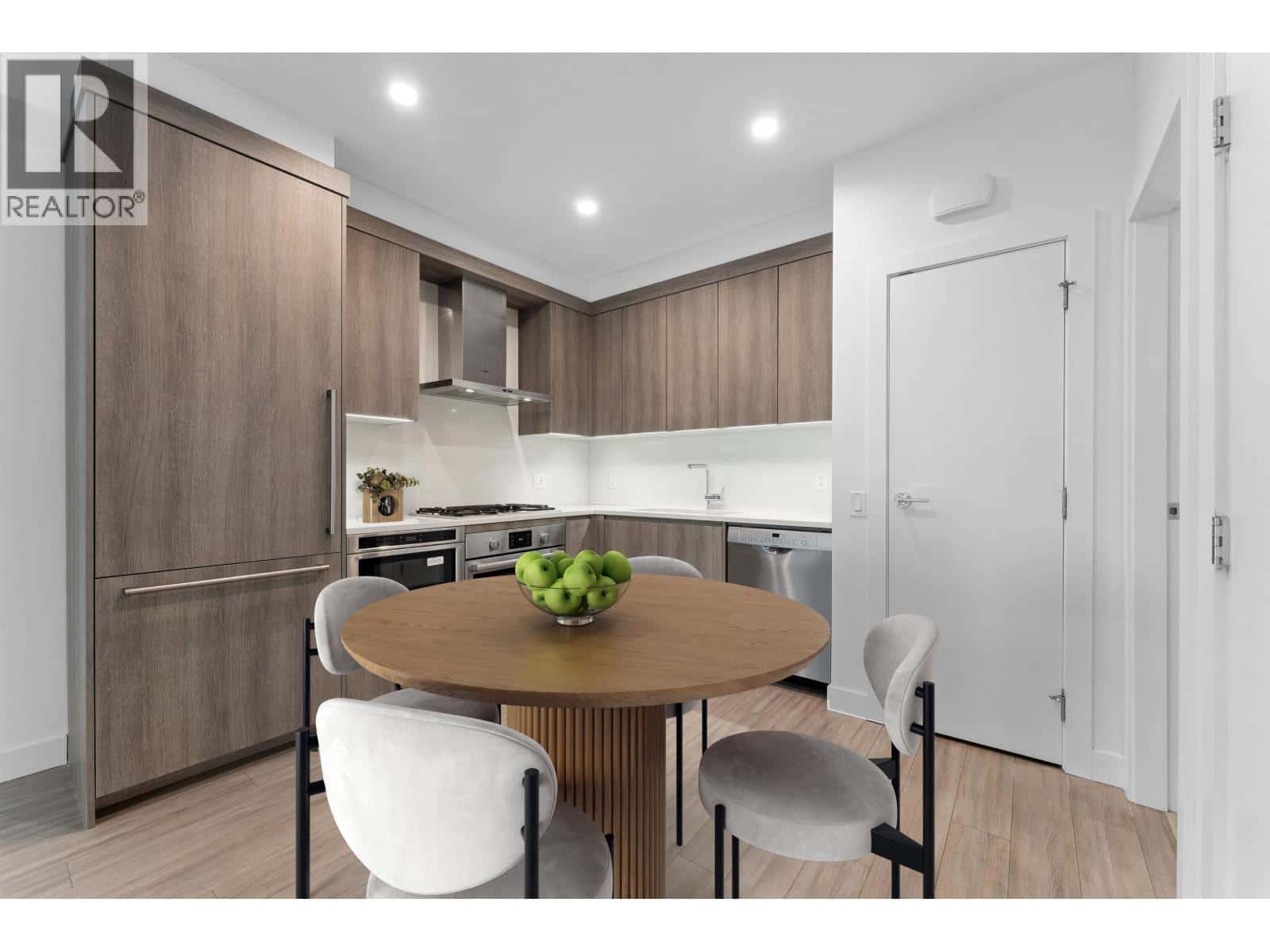 111 2060 CURLING ROAD — North Vancouver, British Columbia - Photo 3 of 40