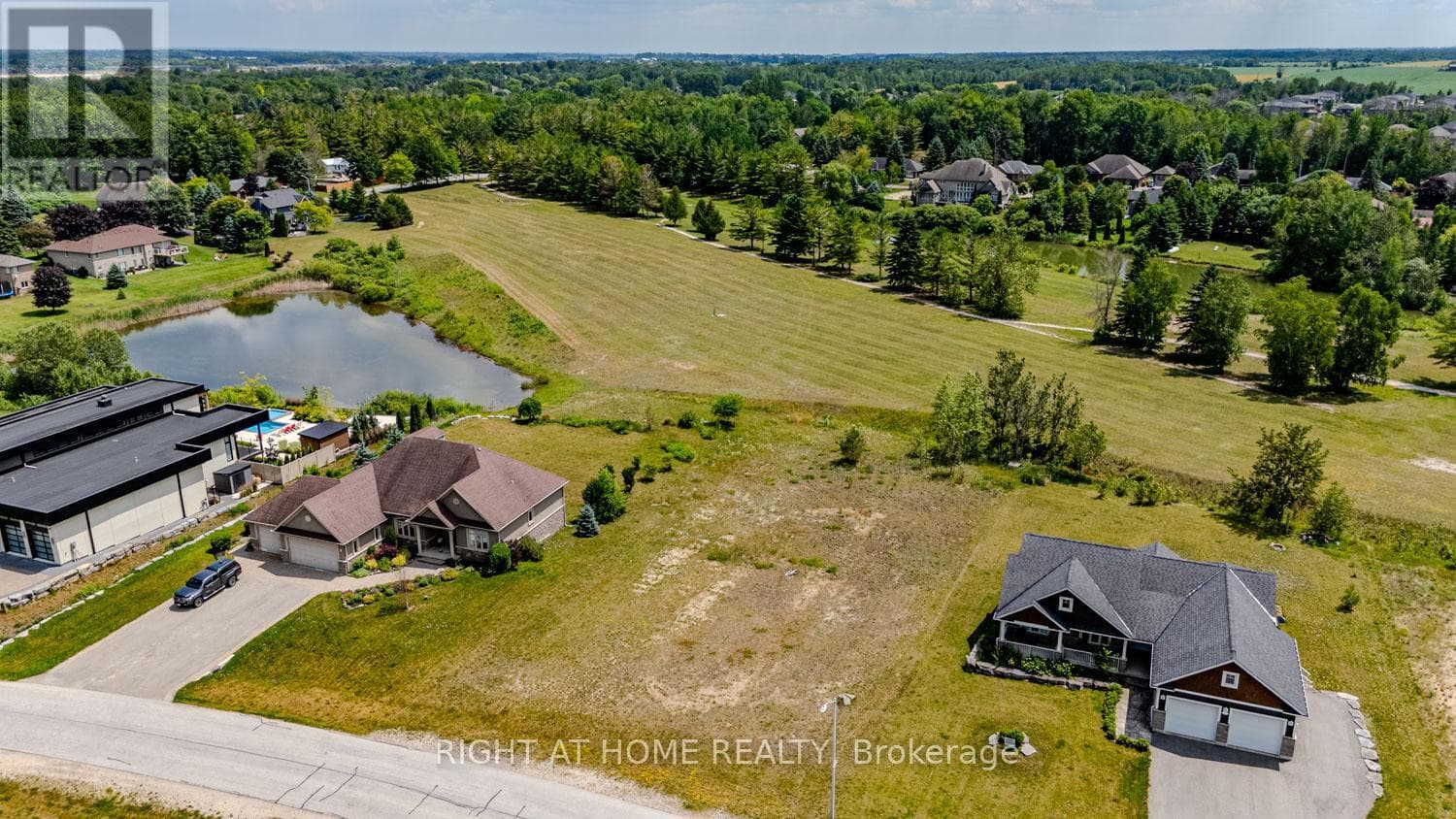 8 DEANNA DRIVE — Wasaga Beach, Ontario - Main photo