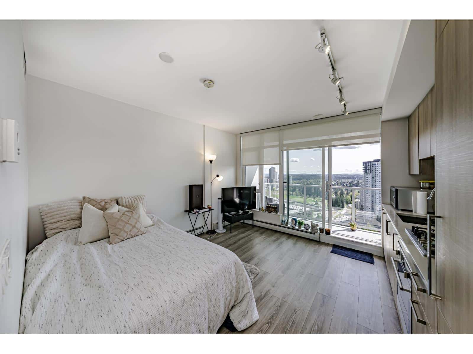 2809 13350 CENTRAL AVENUE — Surrey, British Columbia - Photo 4 of 16