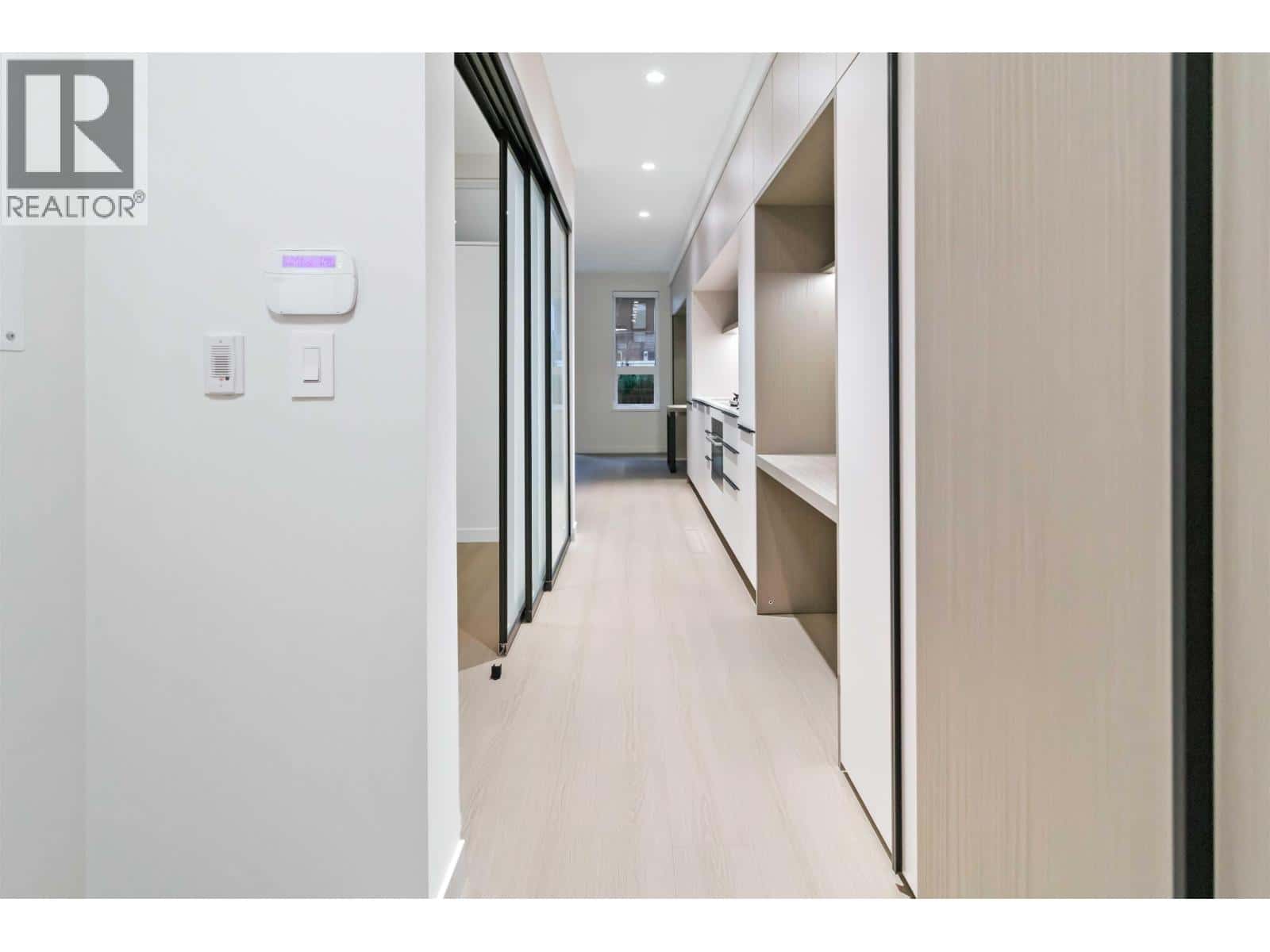 110 125 ALBERT STREET — Port Moody, British Columbia - Photo 2 of 23