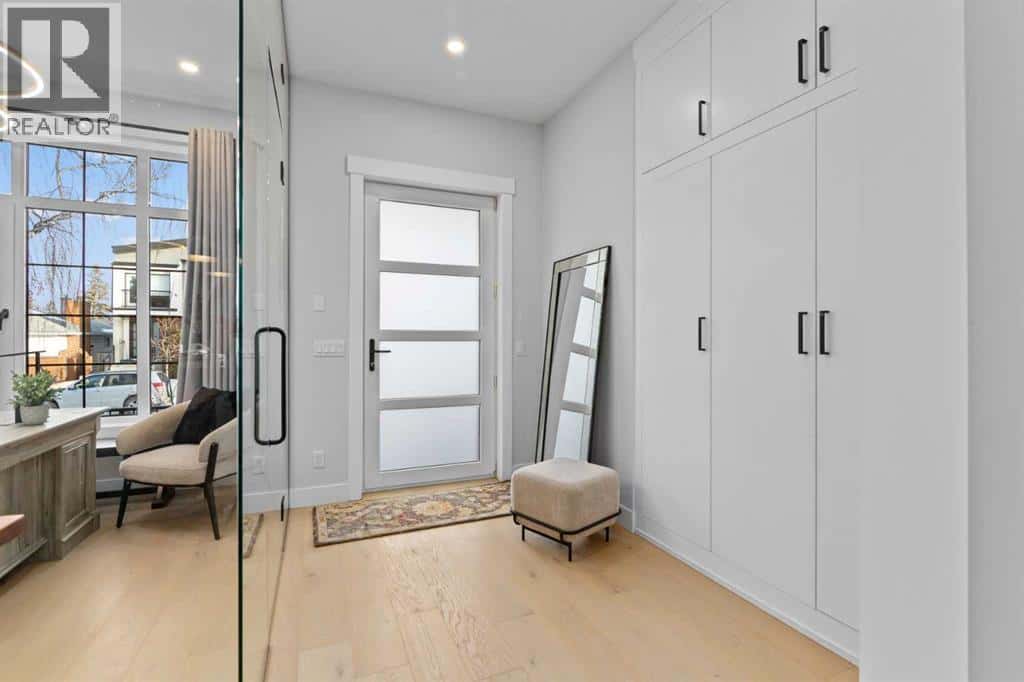 937 42 Street SW — Calgary, Alberta - Photo 3 of 50