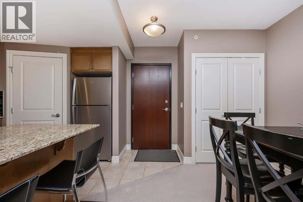 1005, 910 5 Avenue SW — Calgary, Alberta - Photo 2 of 30