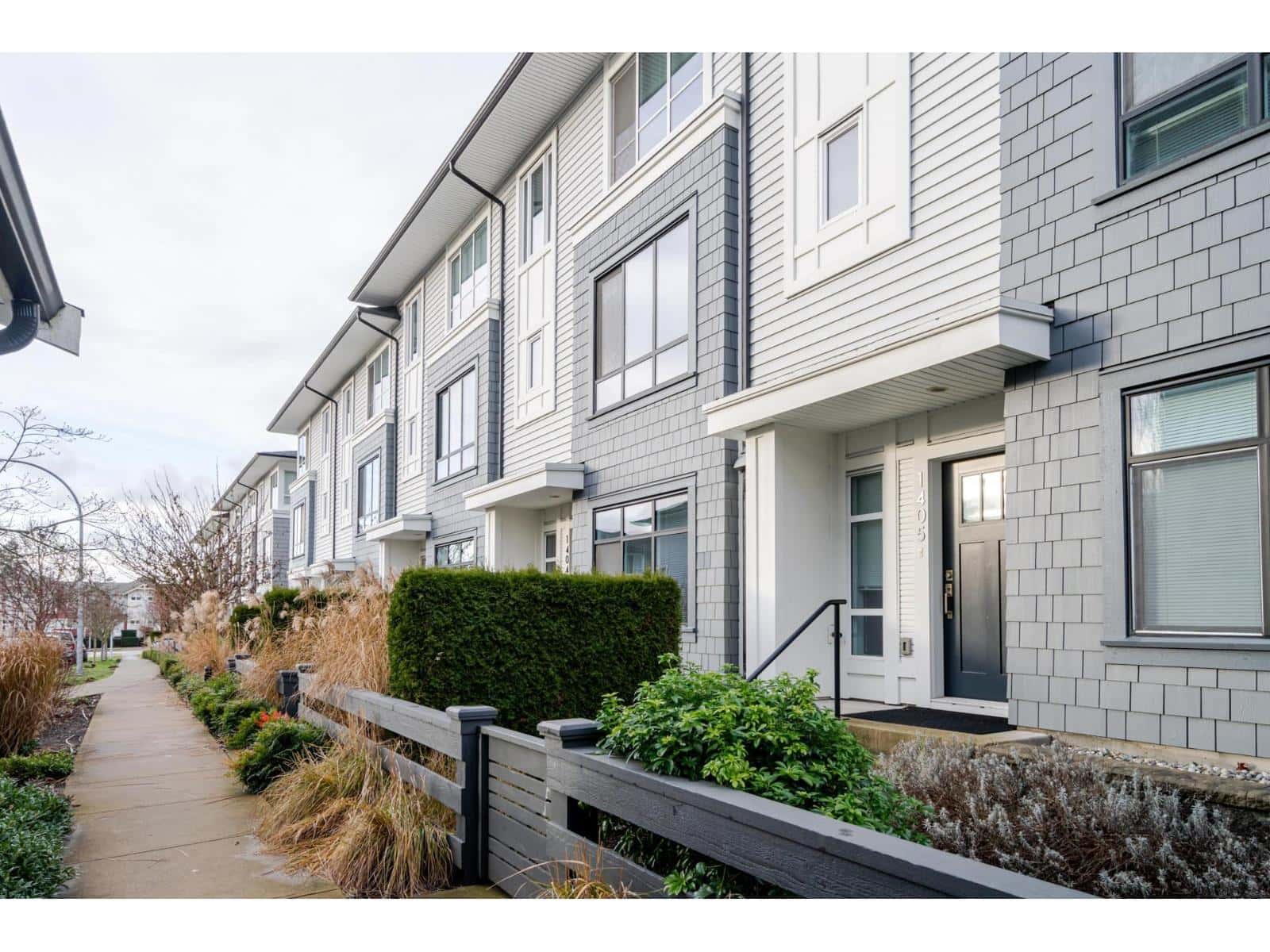 1404 18505 LAURENSEN PLACE — Surrey, British Columbia - Photo 5 of 40