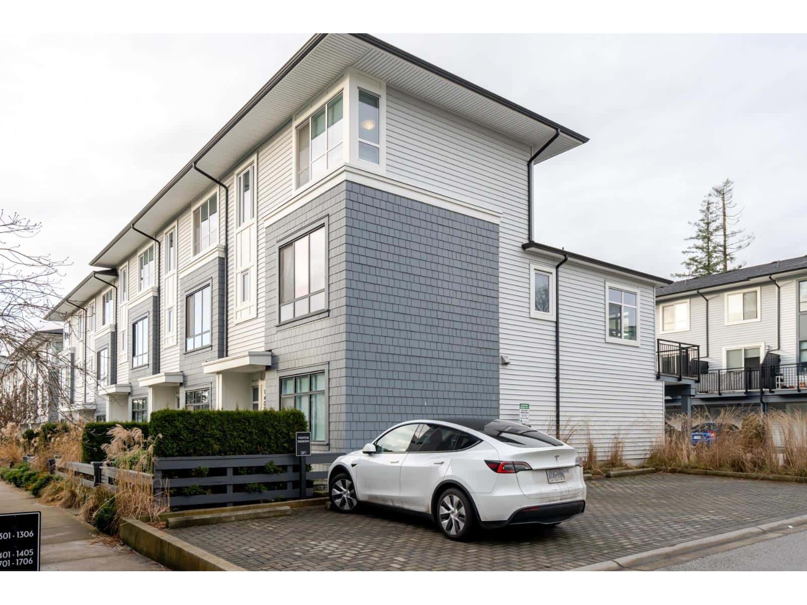 1404 18505 LAURENSEN PLACE — Surrey, British Columbia - Photo 4 of 40