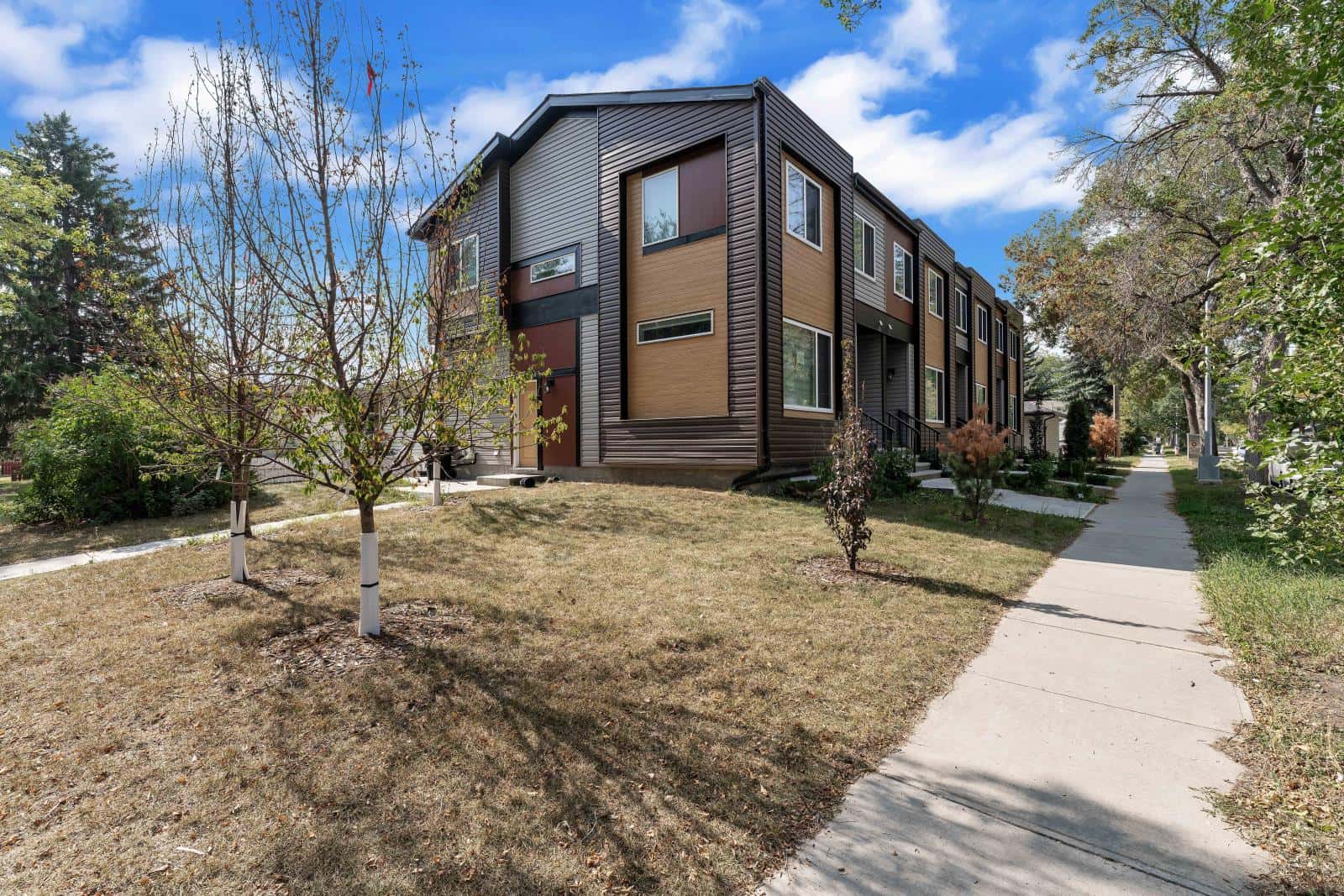 7903 122 Avenue — Edmonton, Alberta - Photo 4 of 31