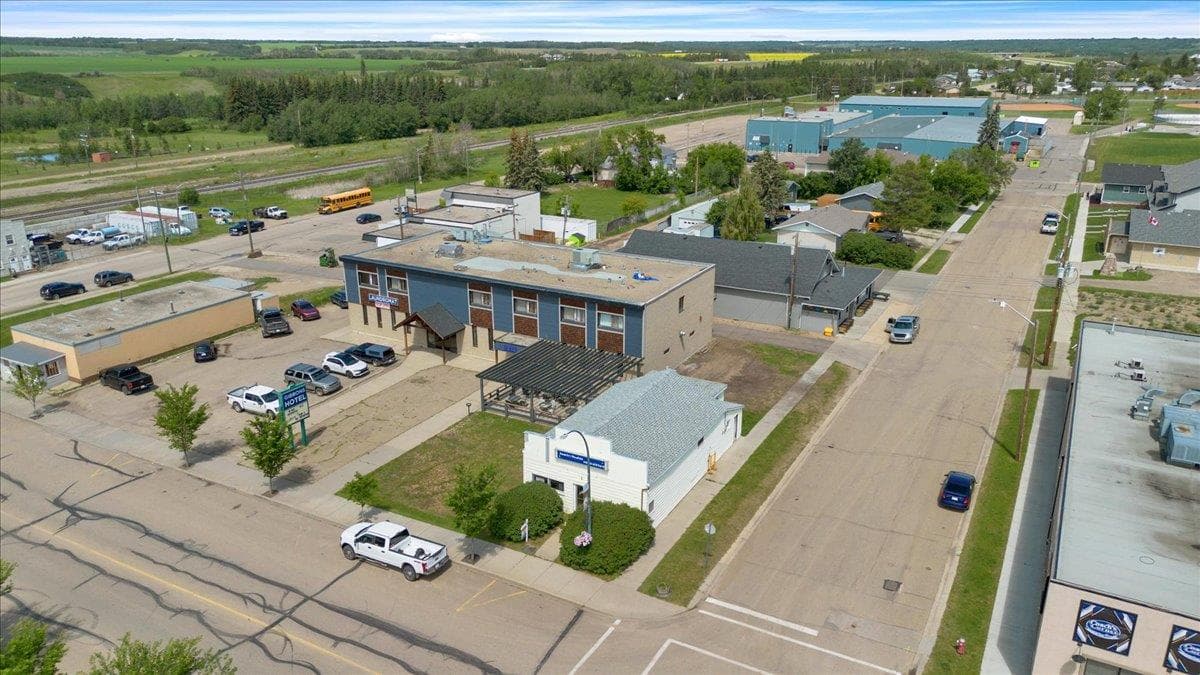 5002 50 Avenue — Gibbons, Alberta - Main photo