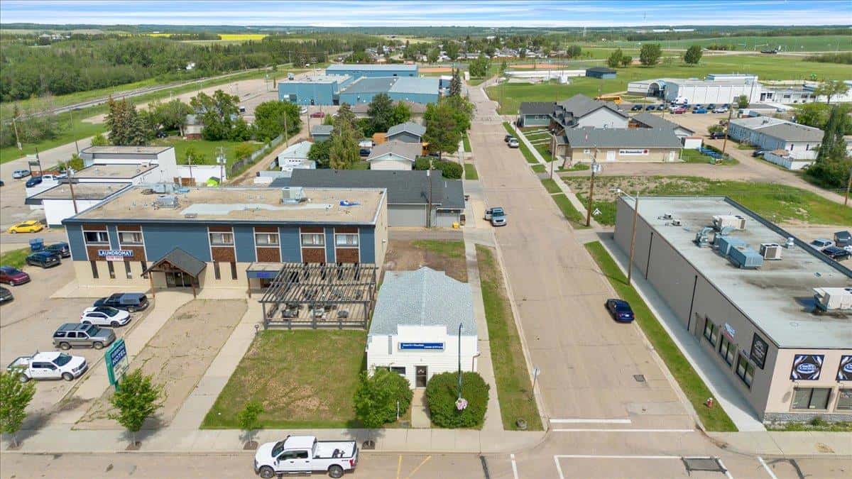 5002 50 Avenue — Gibbons, Alberta - Photo 2 of 7