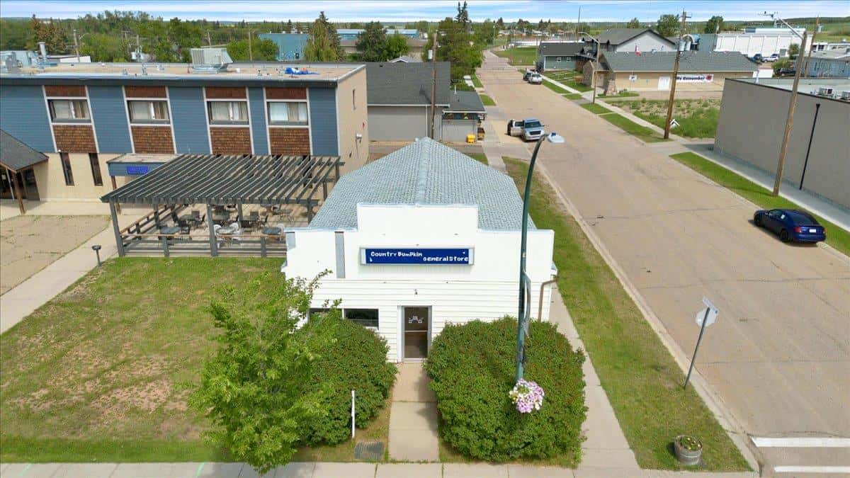 5002 50 Avenue — Gibbons, Alberta - Photo 3 of 7