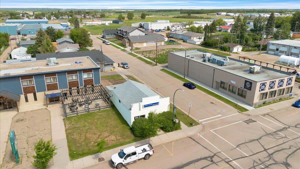 5002 50 Avenue — Gibbons, Alberta - Photo 4 of 7