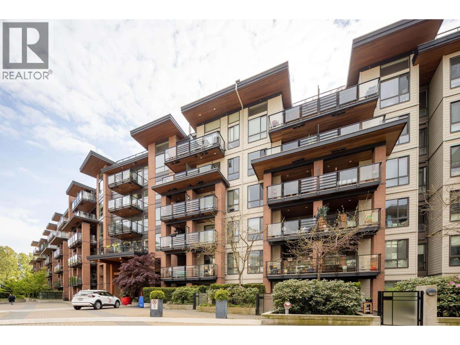 603 733 W 3RD STREET — North Vancouver, British Columbia - Photo 2 of 38