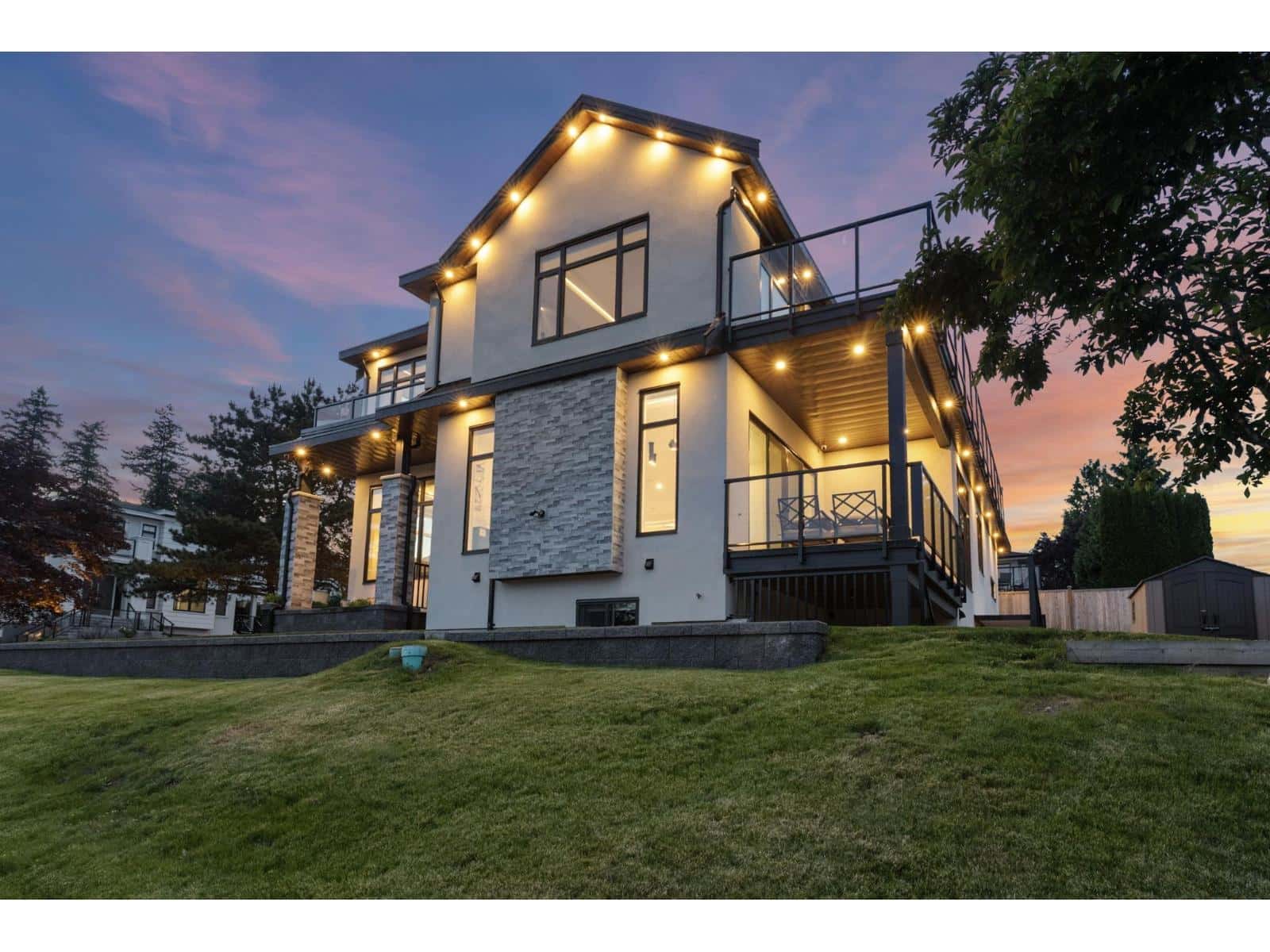 7814 167A STREET — Surrey, British Columbia - Photo 2 of 40