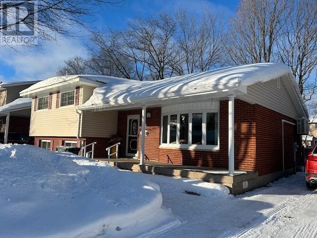 124' Pleasant DR — Sault Ste. Marie, Ontario - Main photo