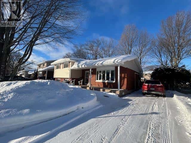 124' Pleasant DR — Sault Ste. Marie, Ontario - Photo 3 of 36