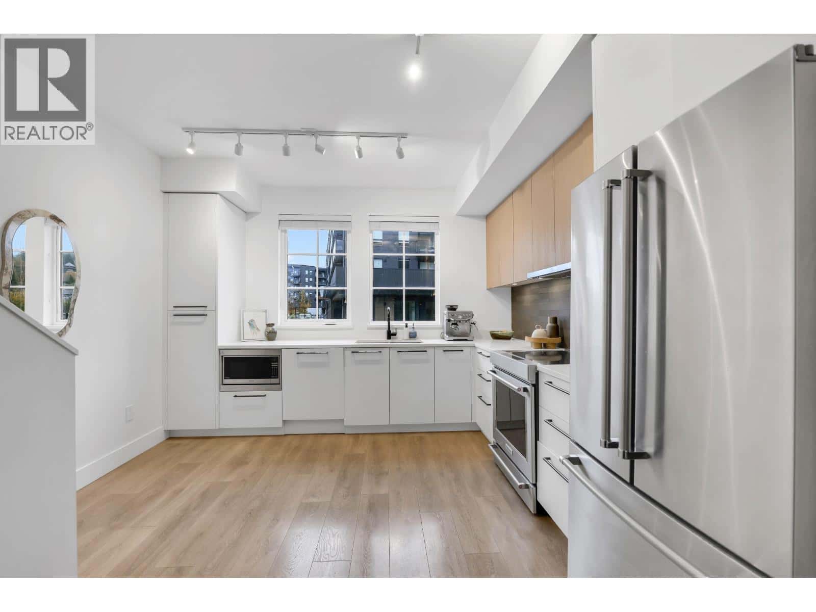 1379 MARINASIDE PLACE — Squamish, British Columbia - Photo 4 of 24