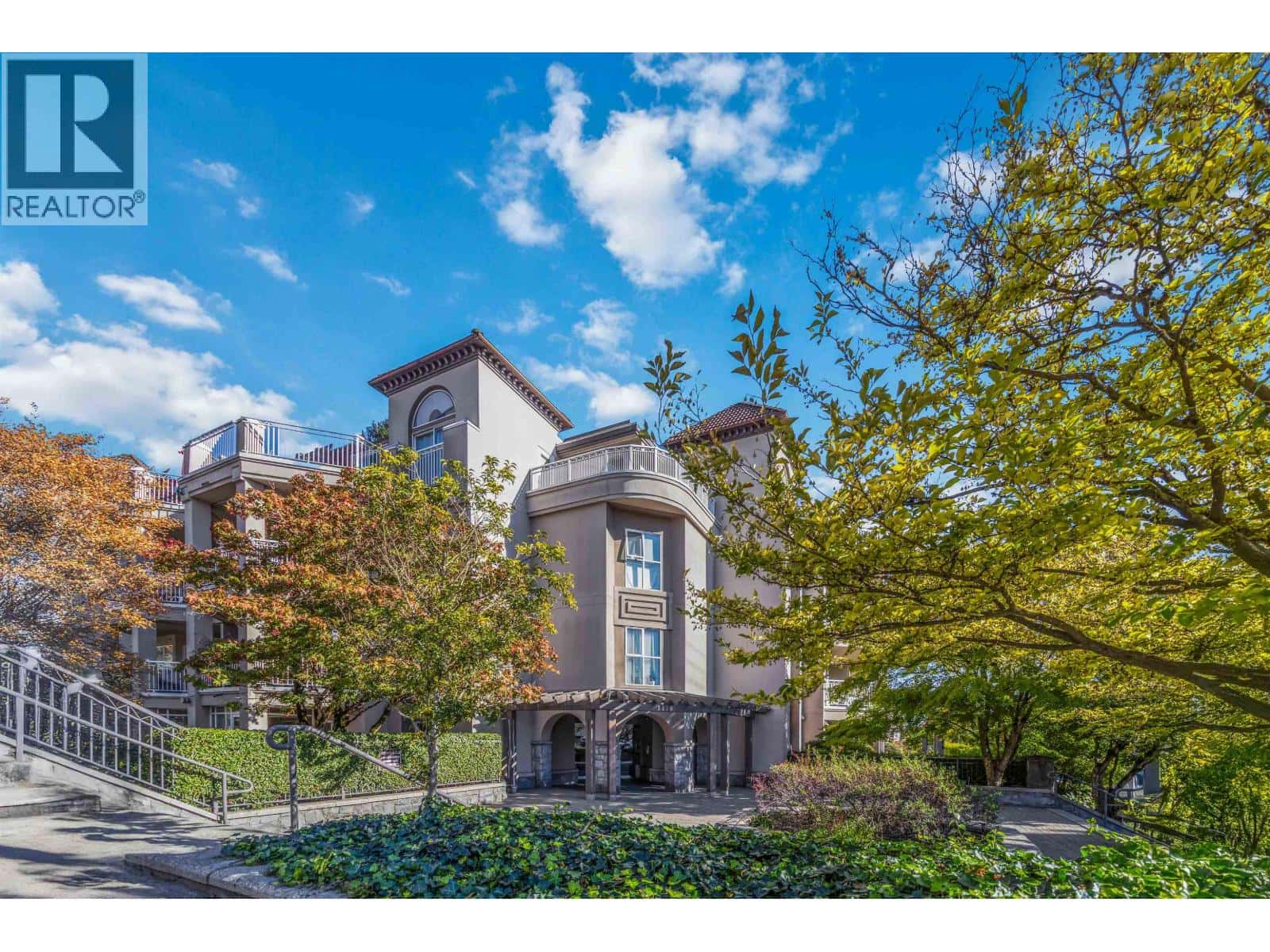 402 1128 SIXTH AVENUE — New Westminster, British Columbia - Photo 2 of 31