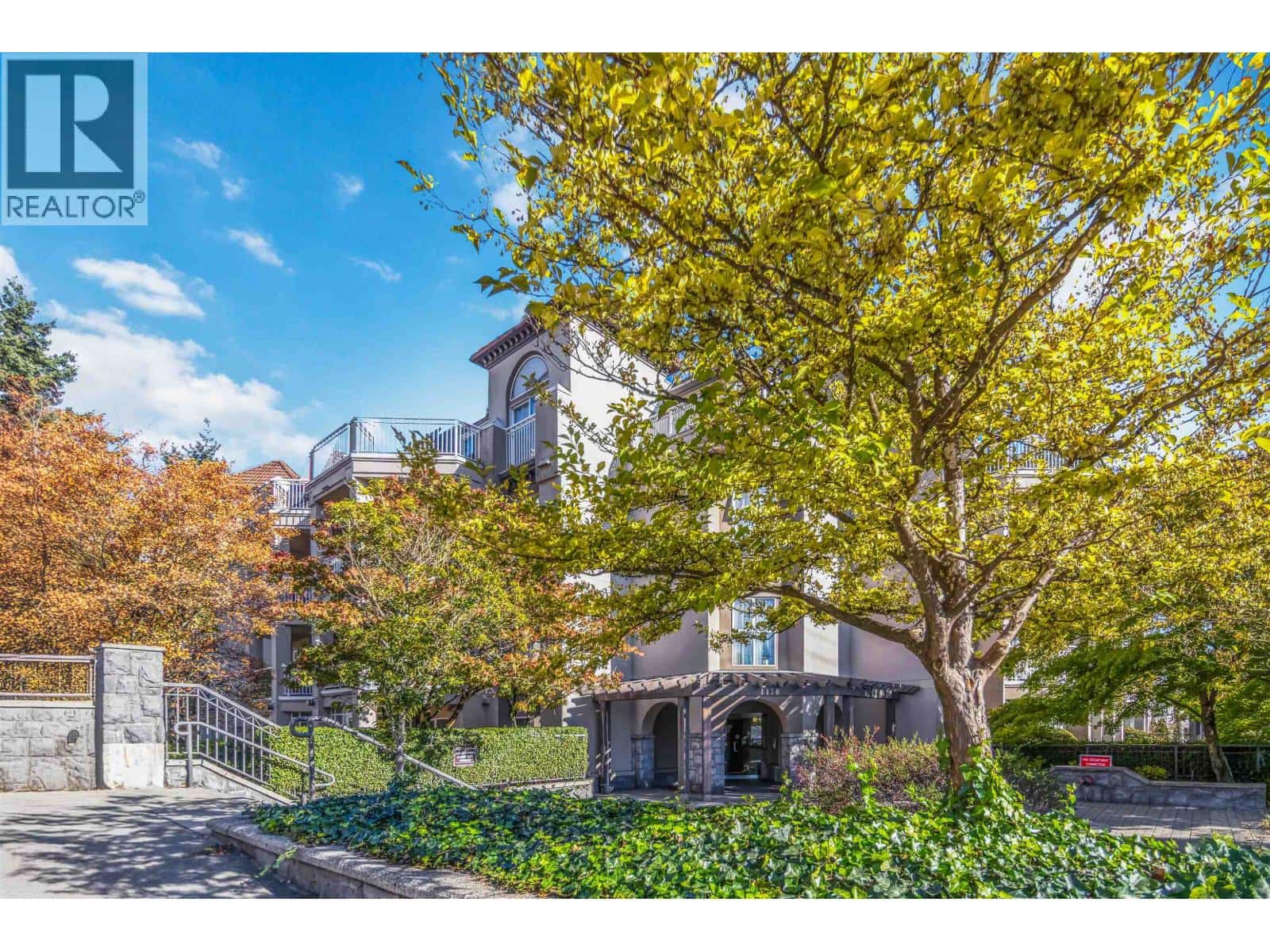 402 1128 SIXTH AVENUE — New Westminster, British Columbia - Photo 4 of 31