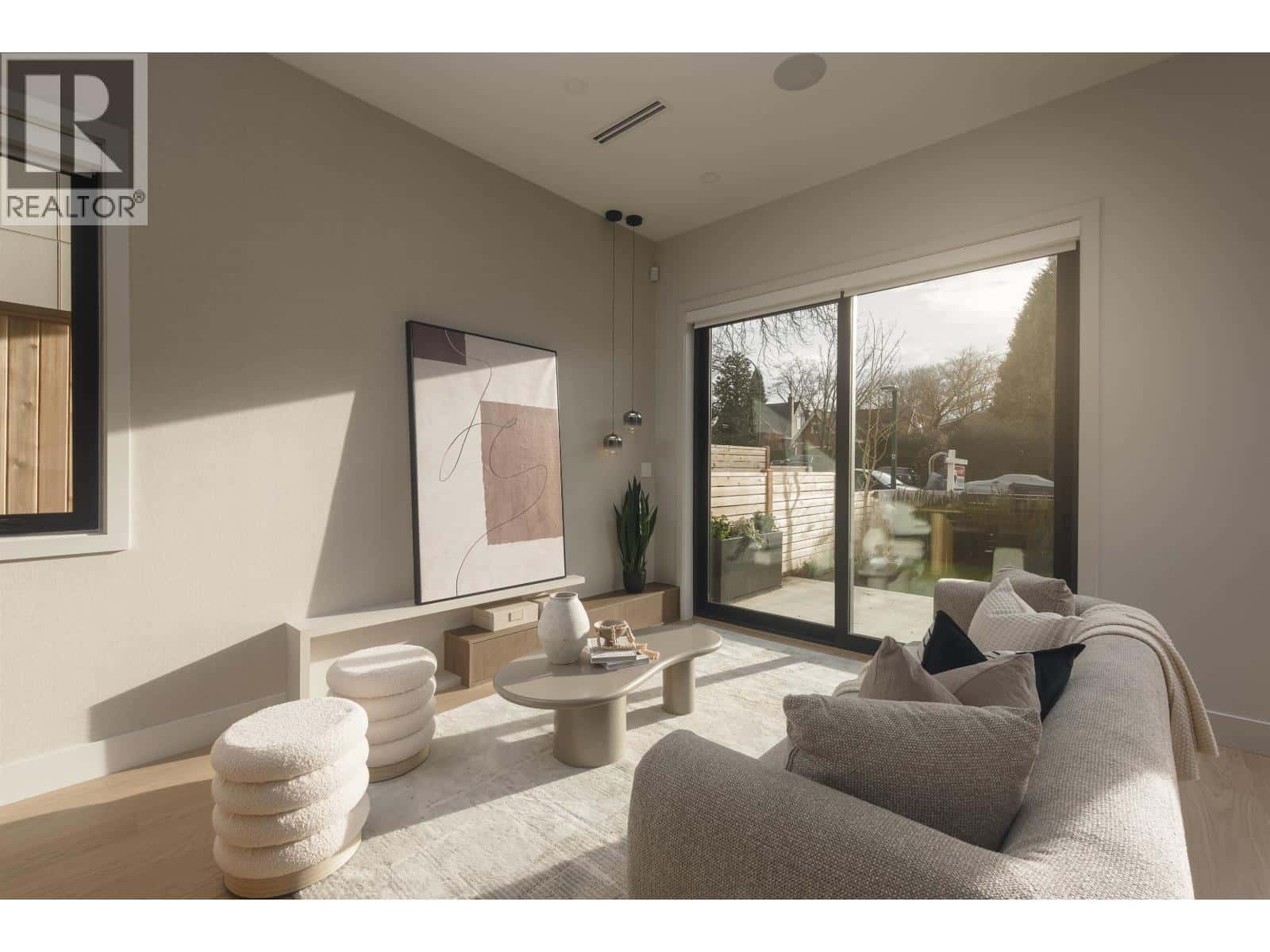 1 2637 W 12TH AVENUE — West Vancouver, British Columbia - Photo 2 of 38