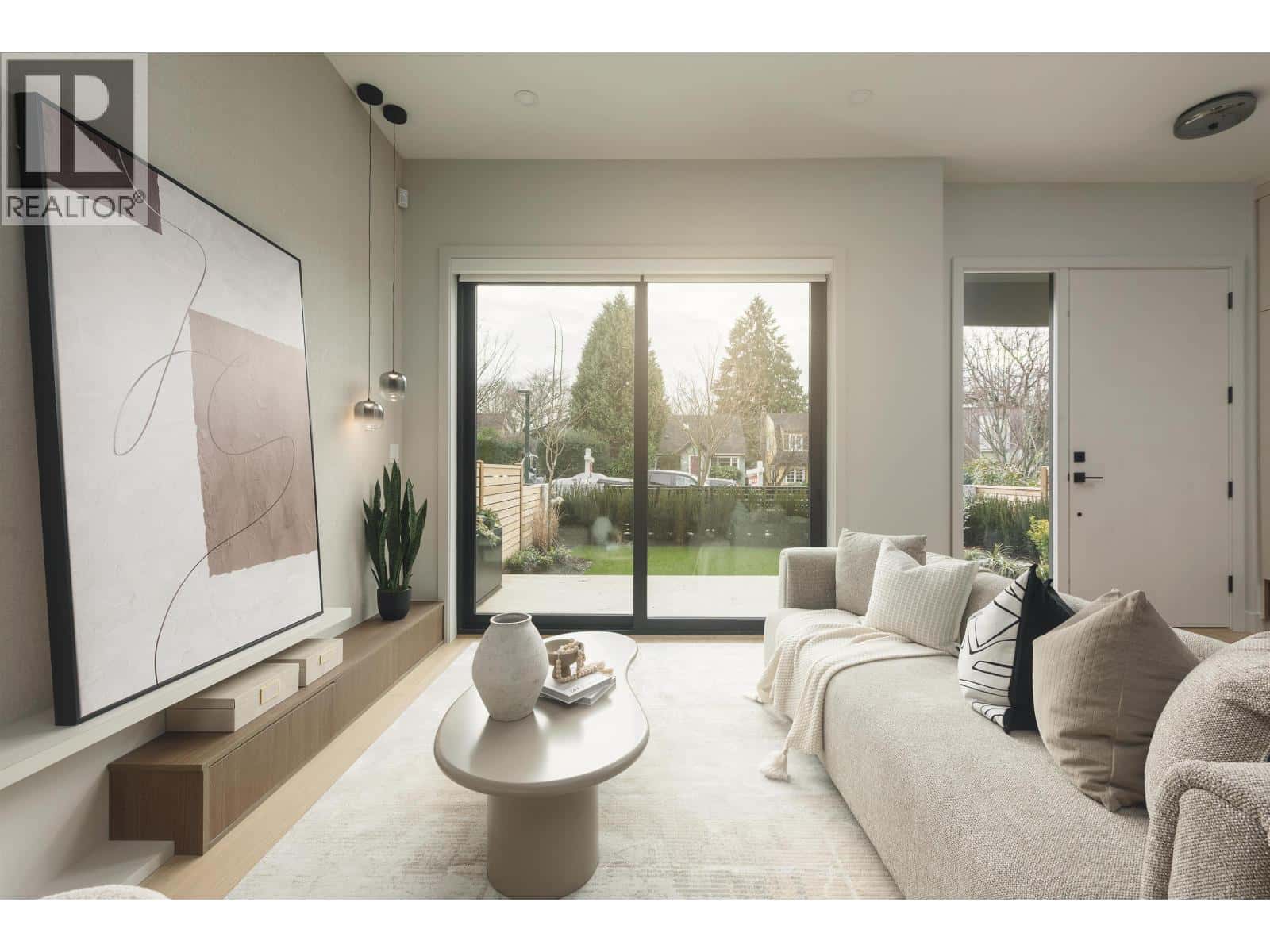 1 2637 W 12TH AVENUE — West Vancouver, British Columbia - Photo 4 of 38