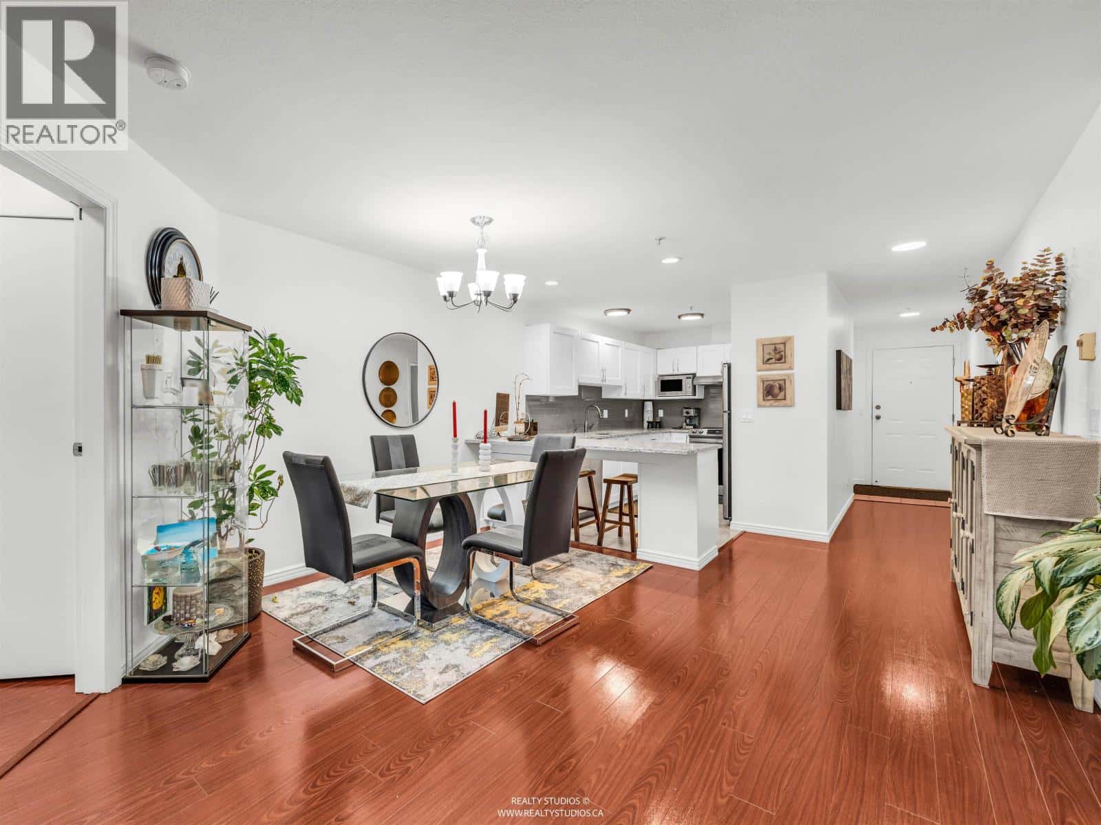 402 2983 CAMBRIDGE STREET — Port Coquitlam, British Columbia - Photo 2 of 26