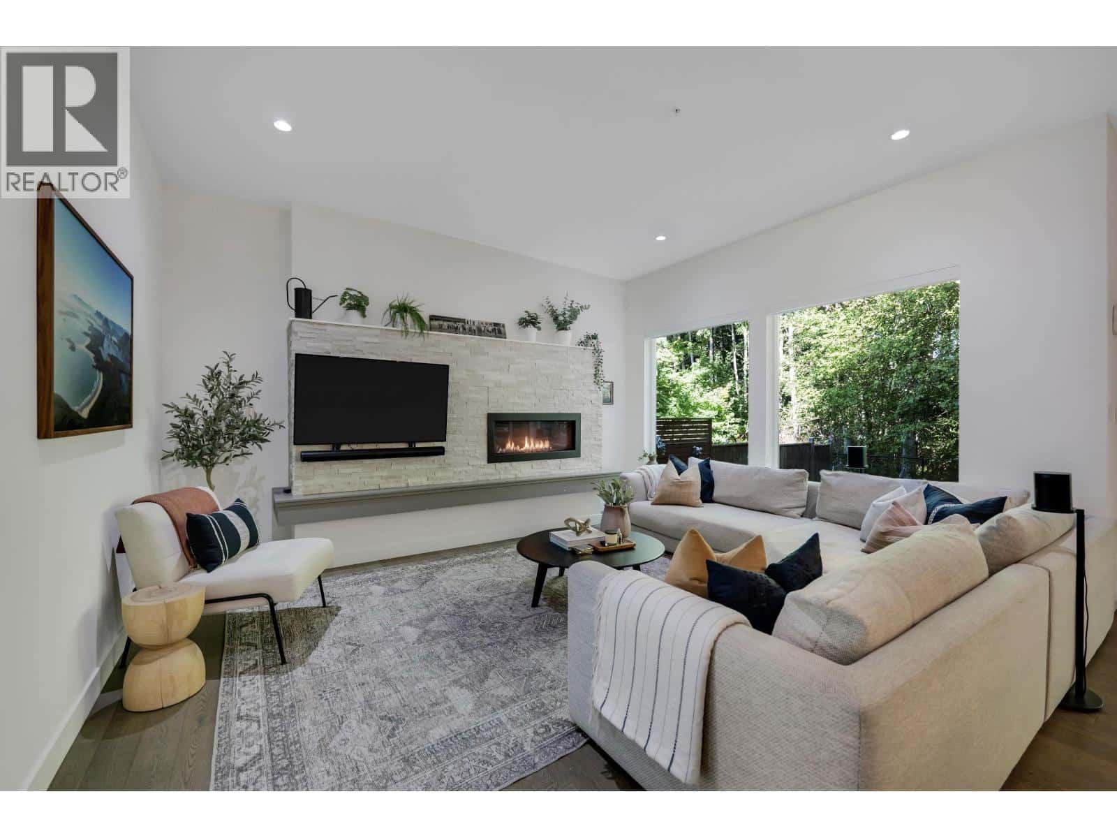 39349 FALCON CRESCENT — Squamish, British Columbia - Photo 3 of 37