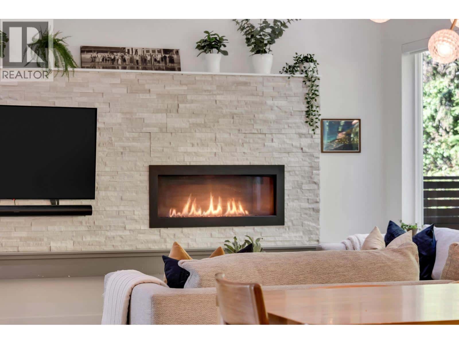 39349 FALCON CRESCENT — Squamish, British Columbia - Photo 4 of 37