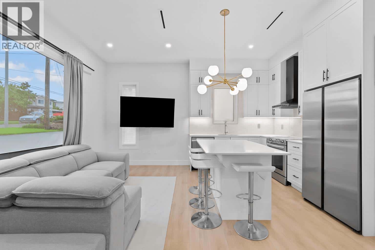 5499 MANOR STREET — Burnaby, British Columbia - Photo 2 of 18