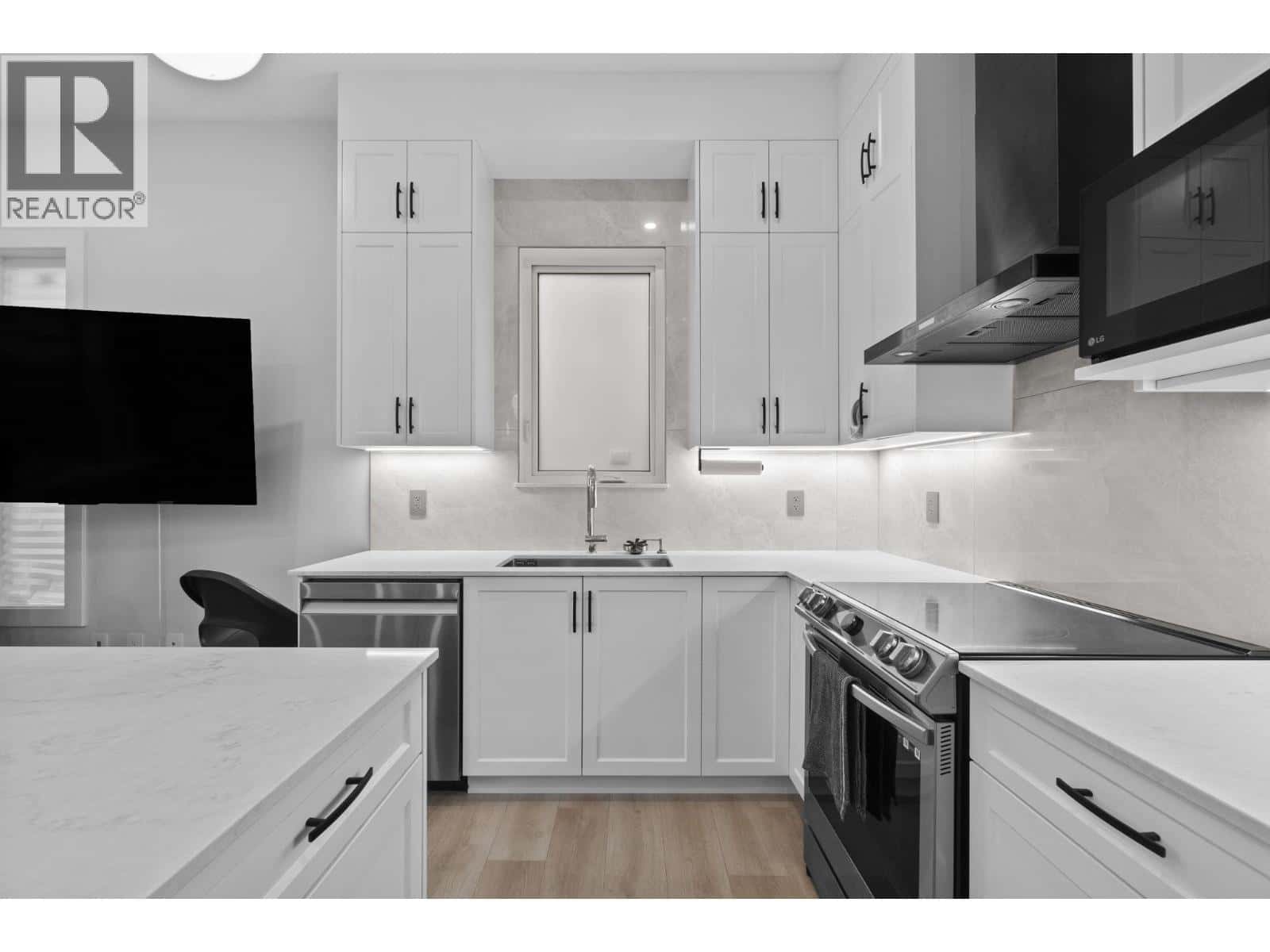 5499 MANOR STREET — Burnaby, British Columbia - Photo 5 of 18