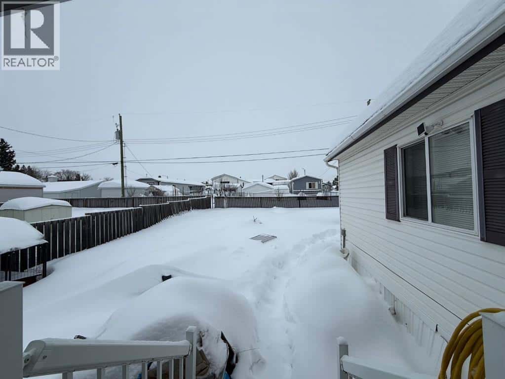 5208 52 Avenue — Valleyview, Alberta - Photo 4 of 17