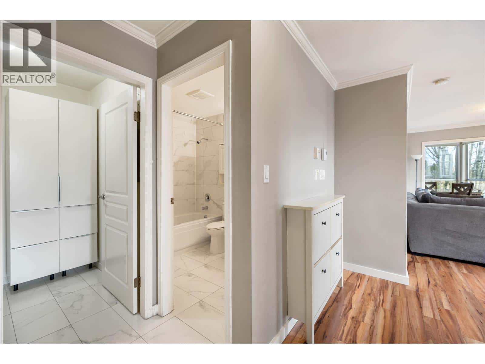 407 8460 JELLICOE STREET — Vancouver, British Columbia - Photo 2 of 32